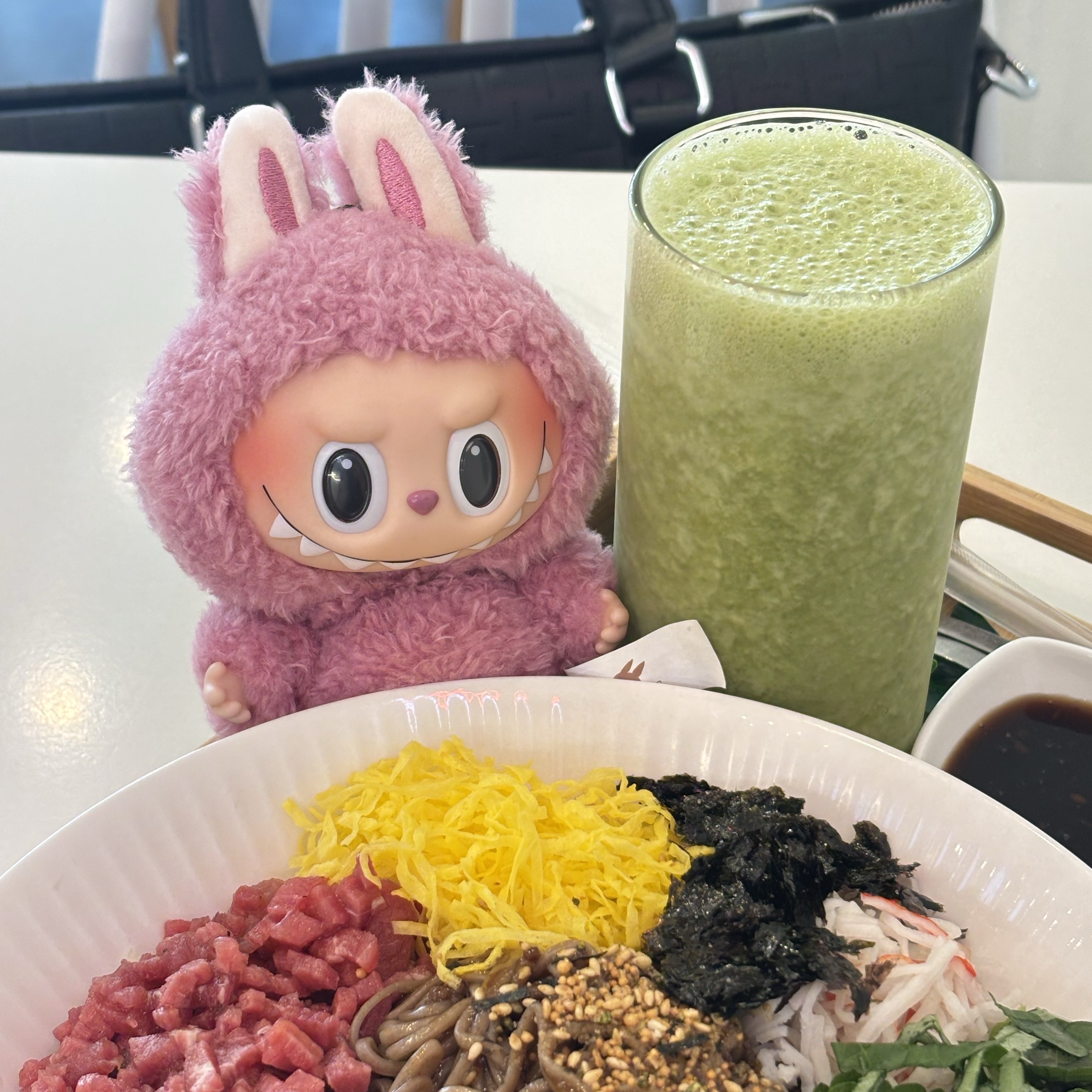 Pop Mart Labubu The Monsters Labubu Tasty Macarons Series Lyche Berry Keyring 착용 스타일 - 1