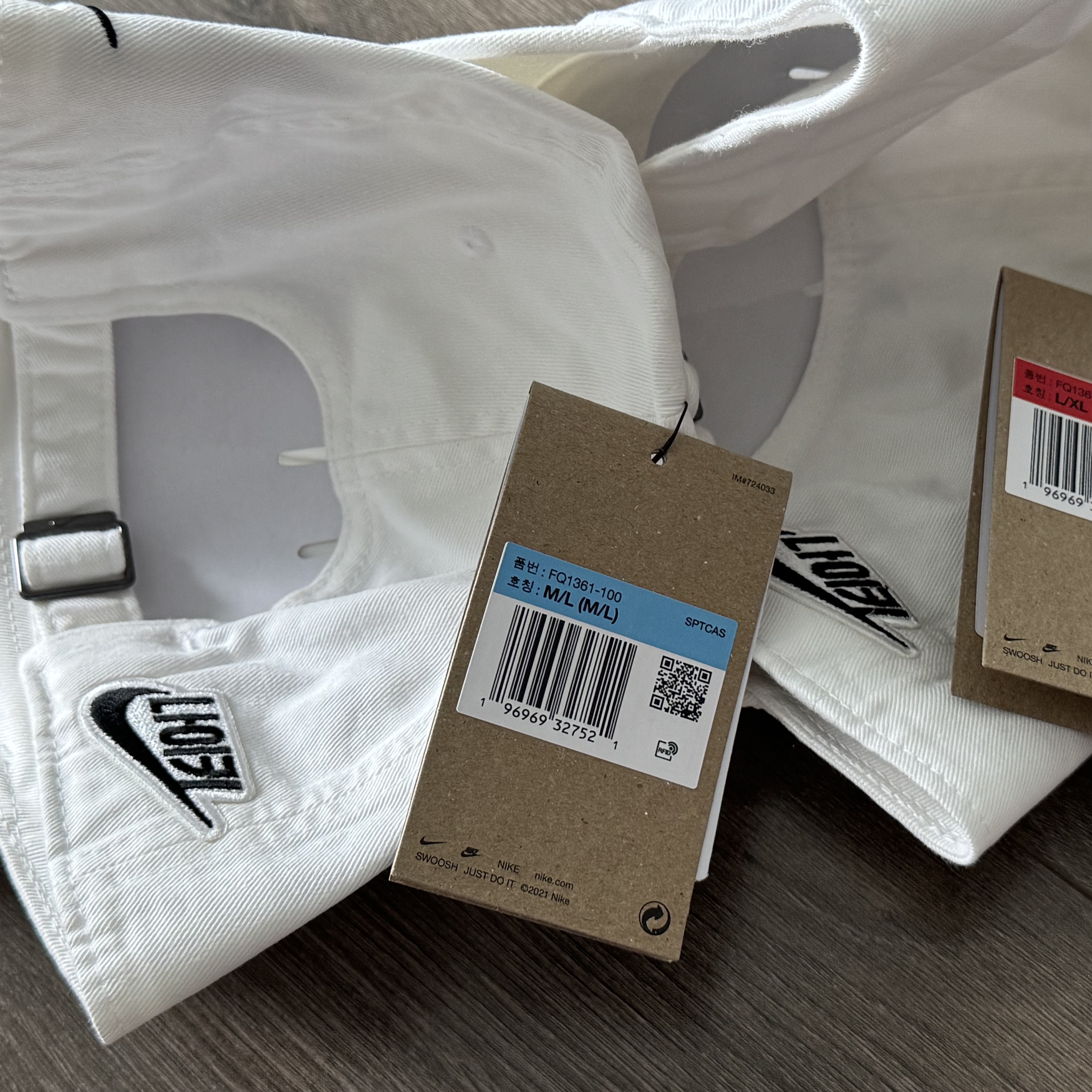 Nike Club Unstructured Futura Cap White 착용 스타일 - 1