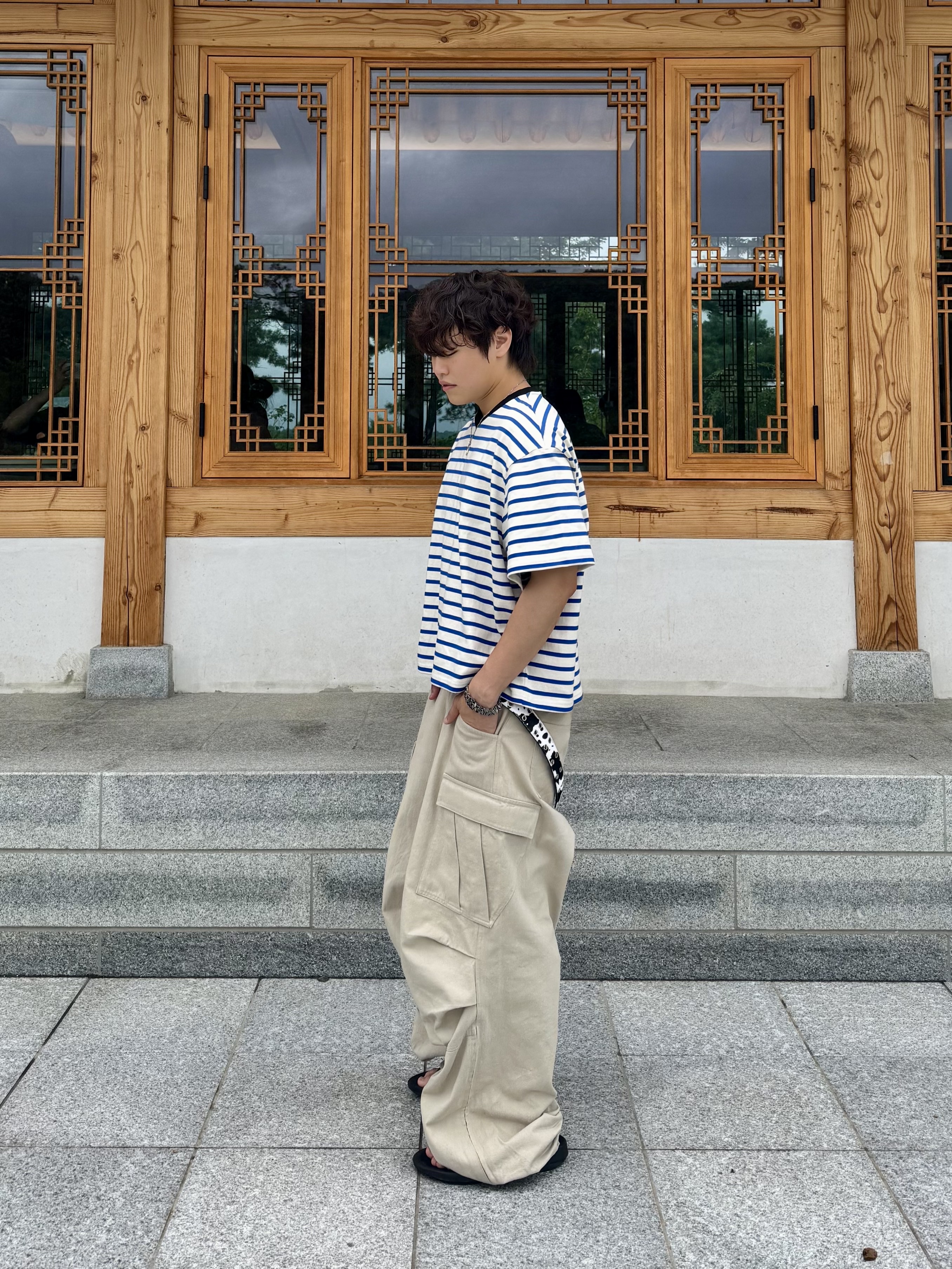 Nonnod Cropped V-neck T-shirt Blue stripe, Nonnod Side Zip Cargo Pants Beige 착용 스타일 - 2