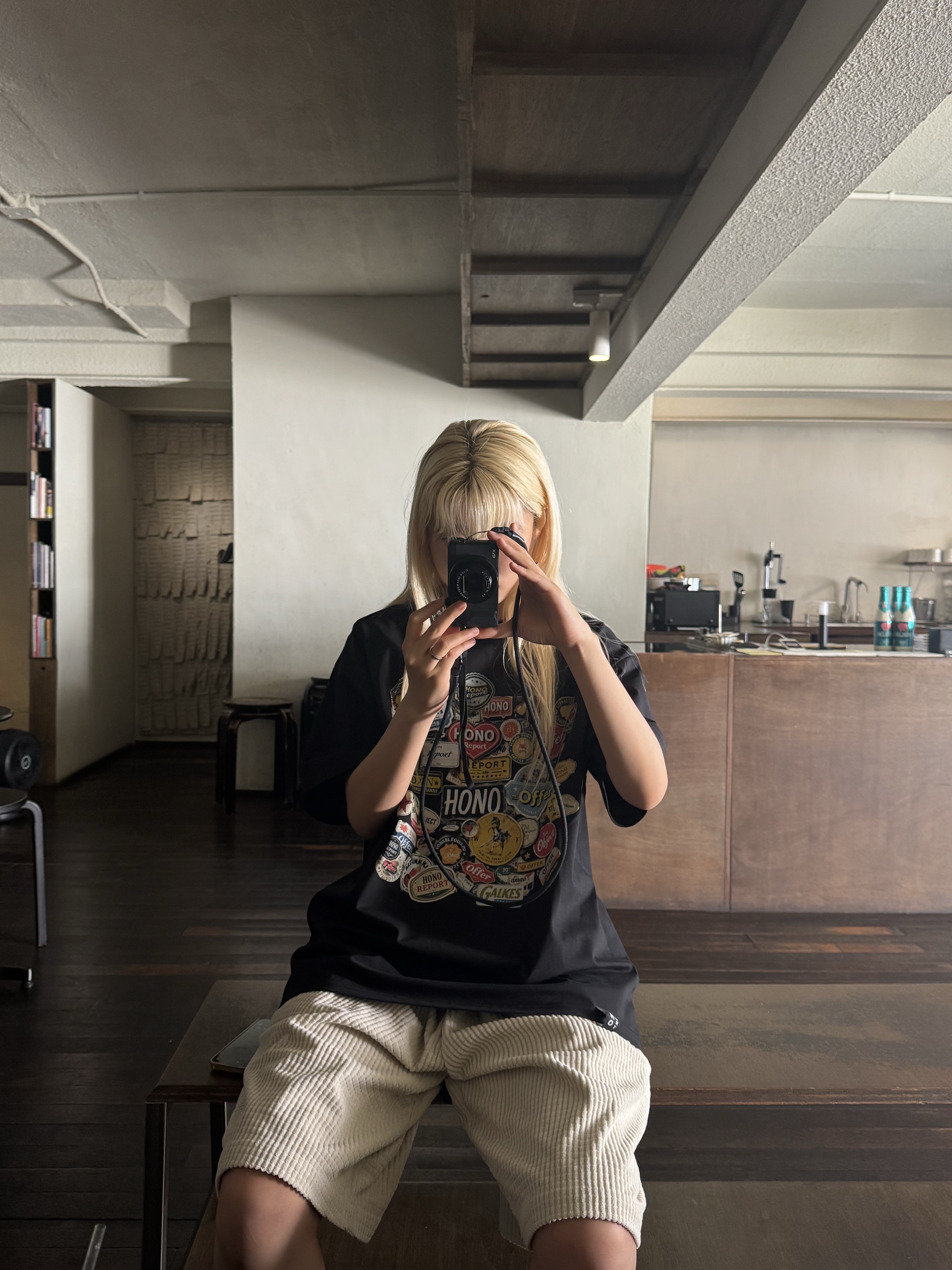Hono Report Sticker T-Shirt Black, Hono Report Easy Half Pants Beige 착용 스타일 - 2