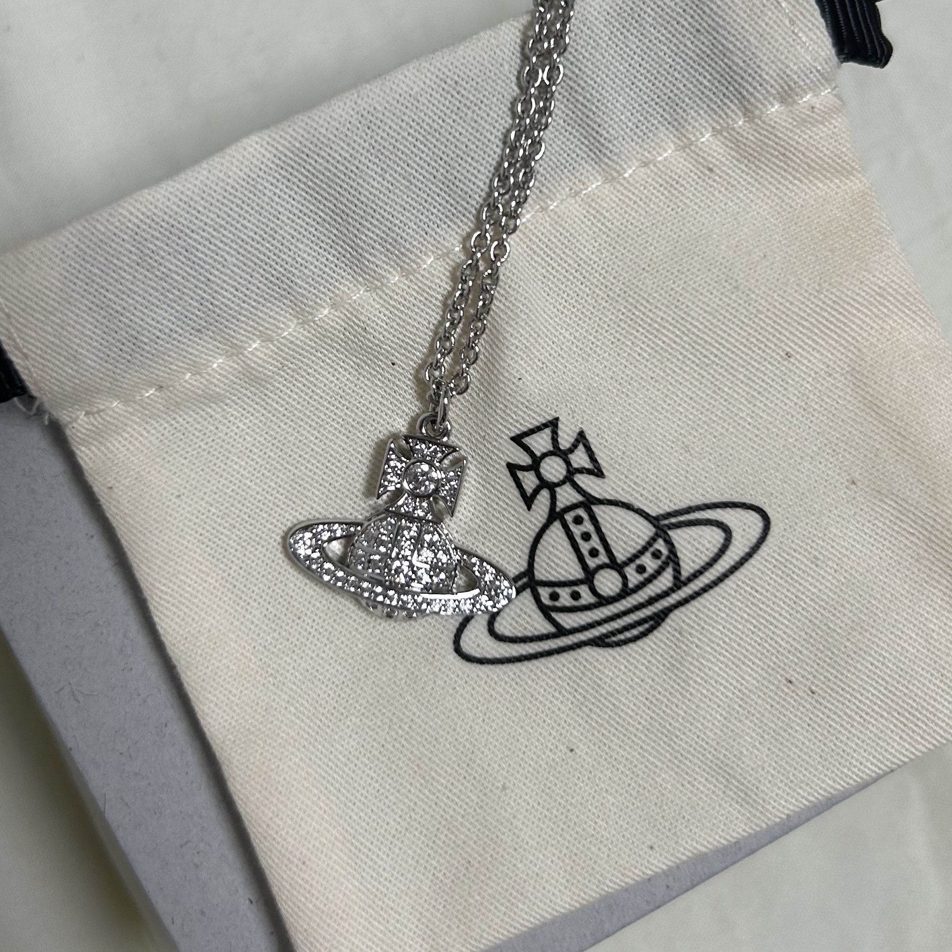 Vivienne Westwood Carmela Bas Relief Pendant Platinum White 착용 스타일 - 2