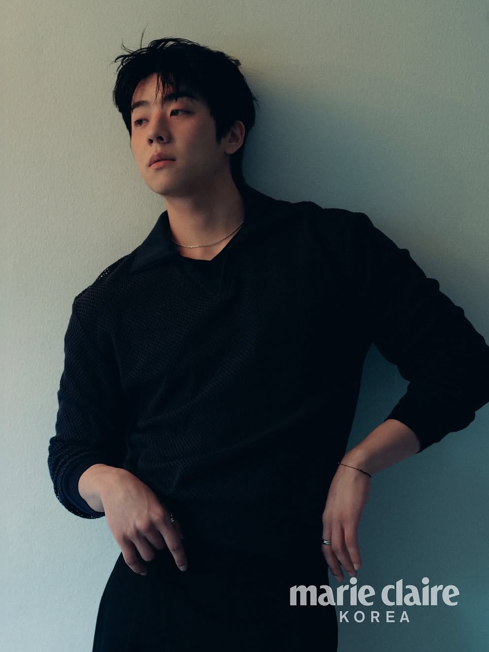STU Net V-neck Collar Knit Navy 착용 스타일
