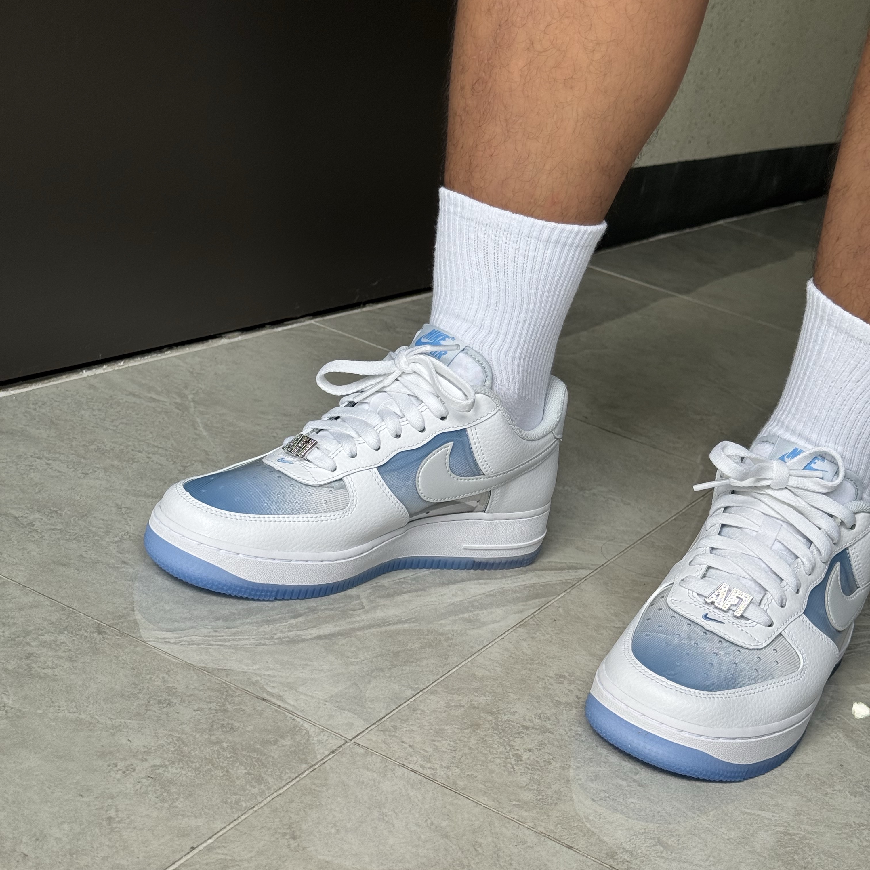 Nike Air Force 1 White and University Blue 착용 스타일 - 4