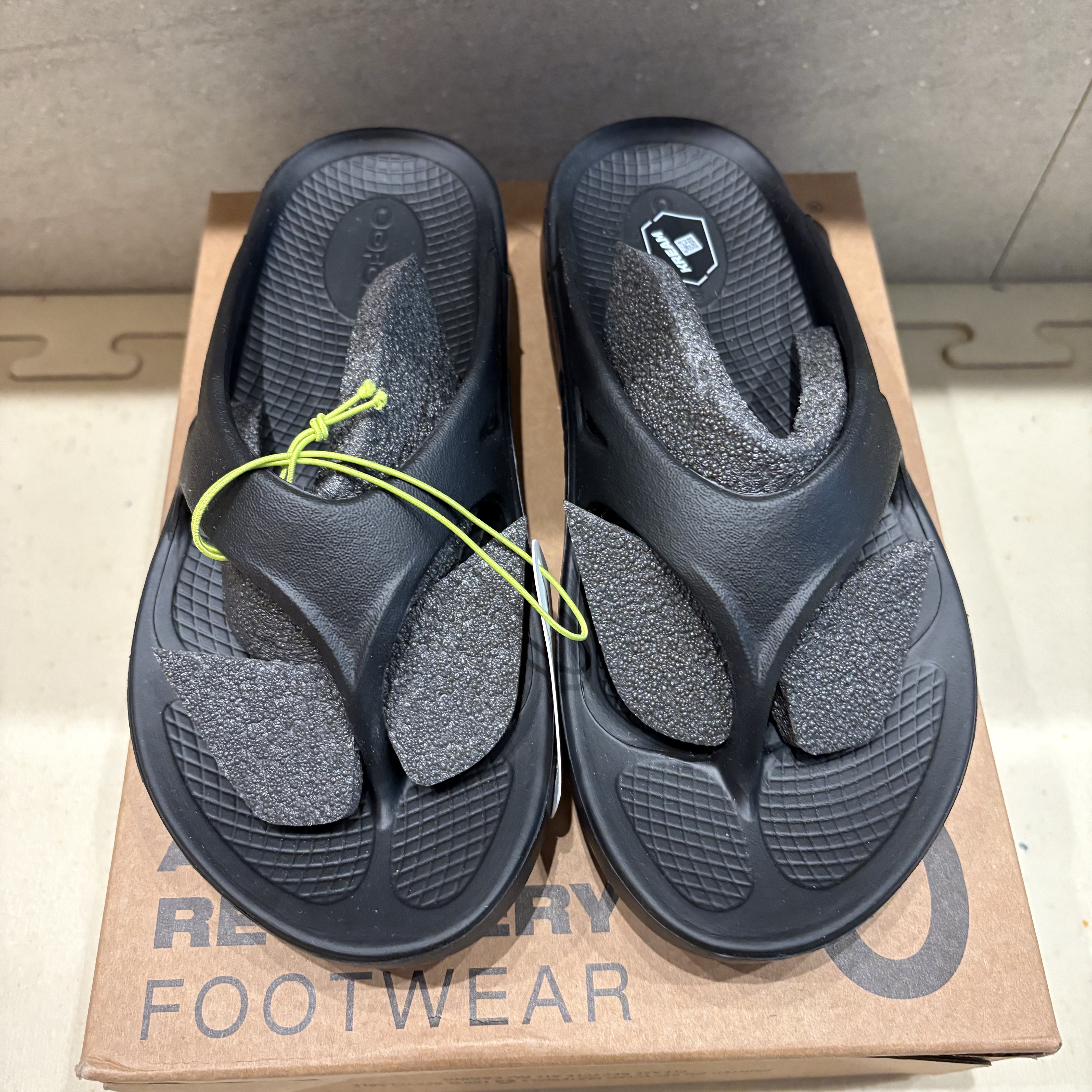 Oofos OOriginal Black 착용 스타일 - 1