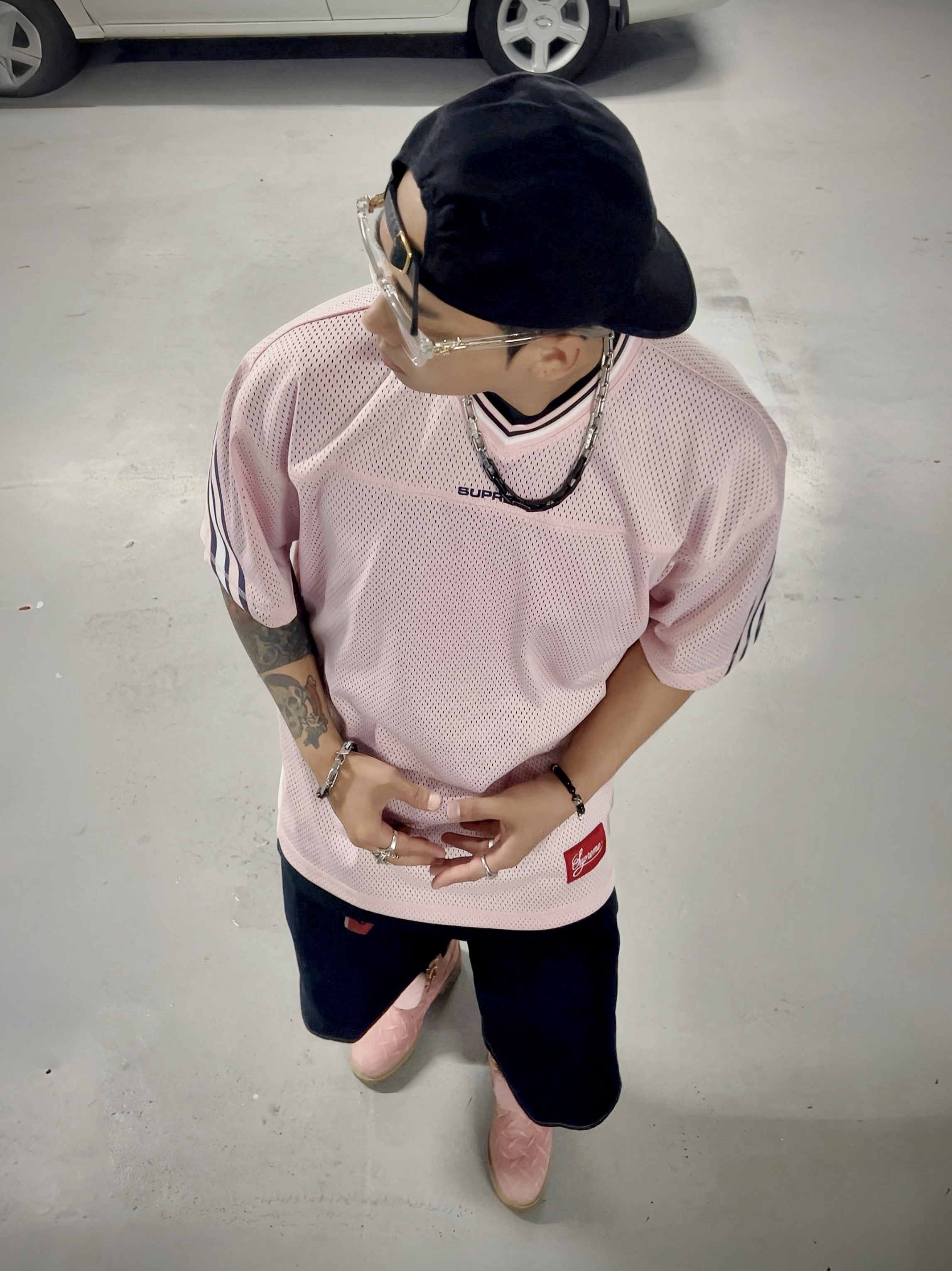Supreme NYC T-Shirt Black - 23FW, Supreme Jacquard Rib Football Jersey Pink - 24FW 착용 스타일