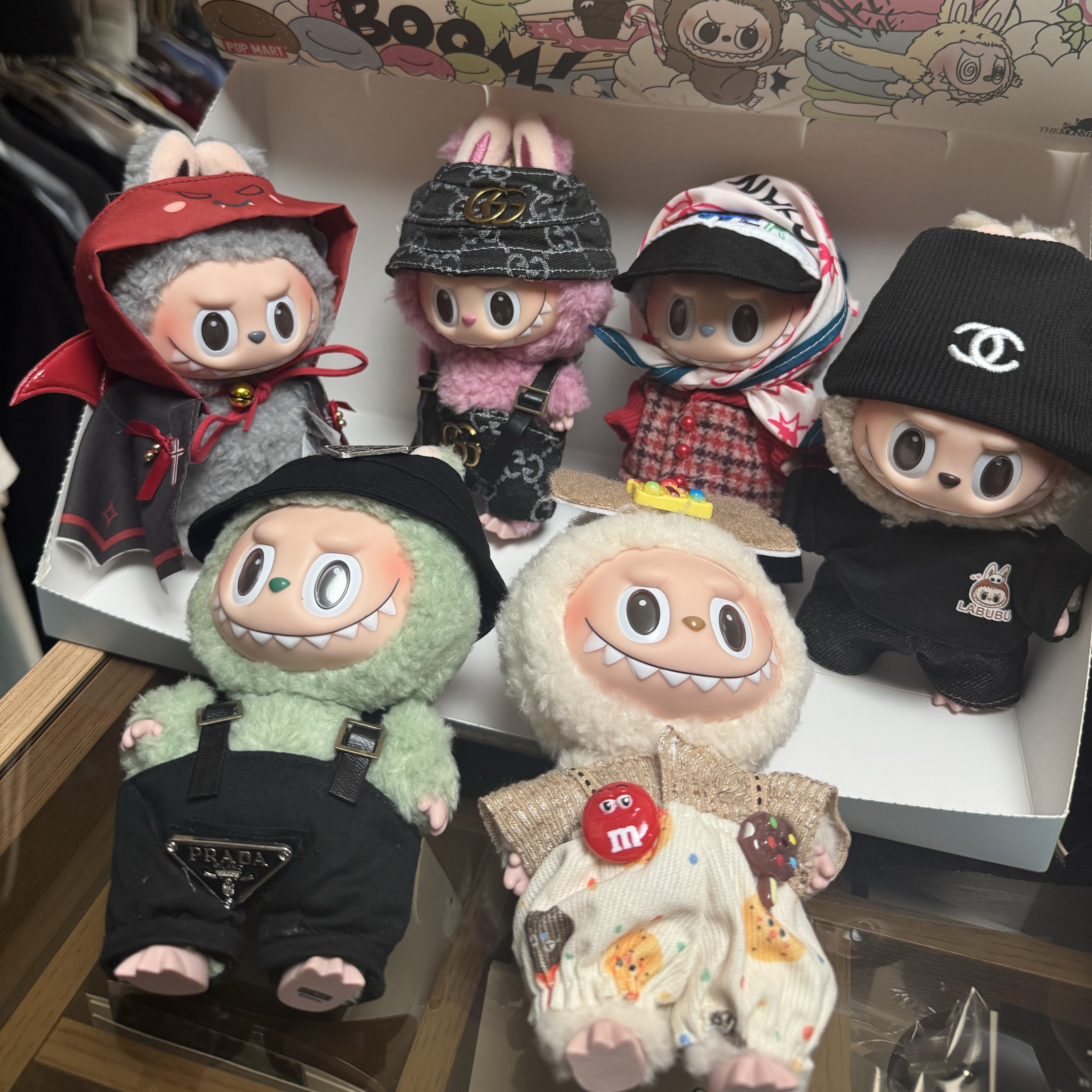 Pop Mart The Monsters Labubu Tasty Macarons Series Sealed Case (6 Blind Boxes) 착용 스타일