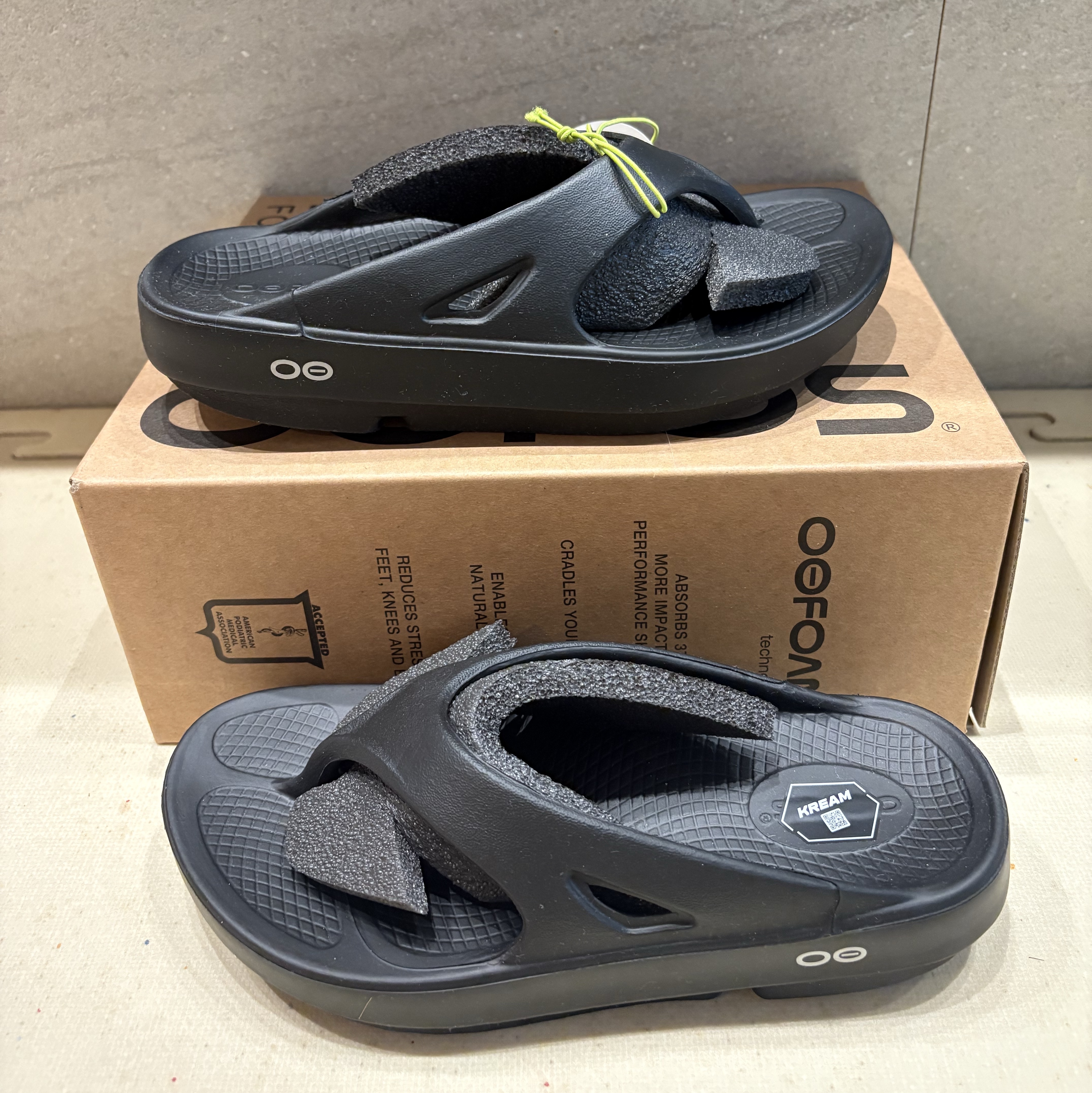 Oofos OOriginal Black 착용 스타일 - 2