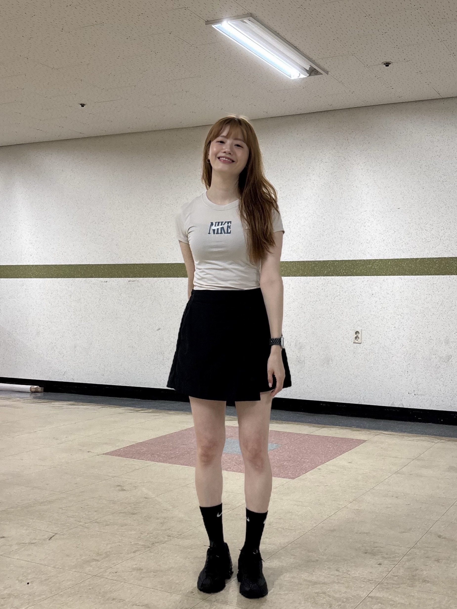 (W) Nike Shox R4 Black, (W) Nike NSW Essential Woven Skort Black White - Asia 착용 스타일 - 4