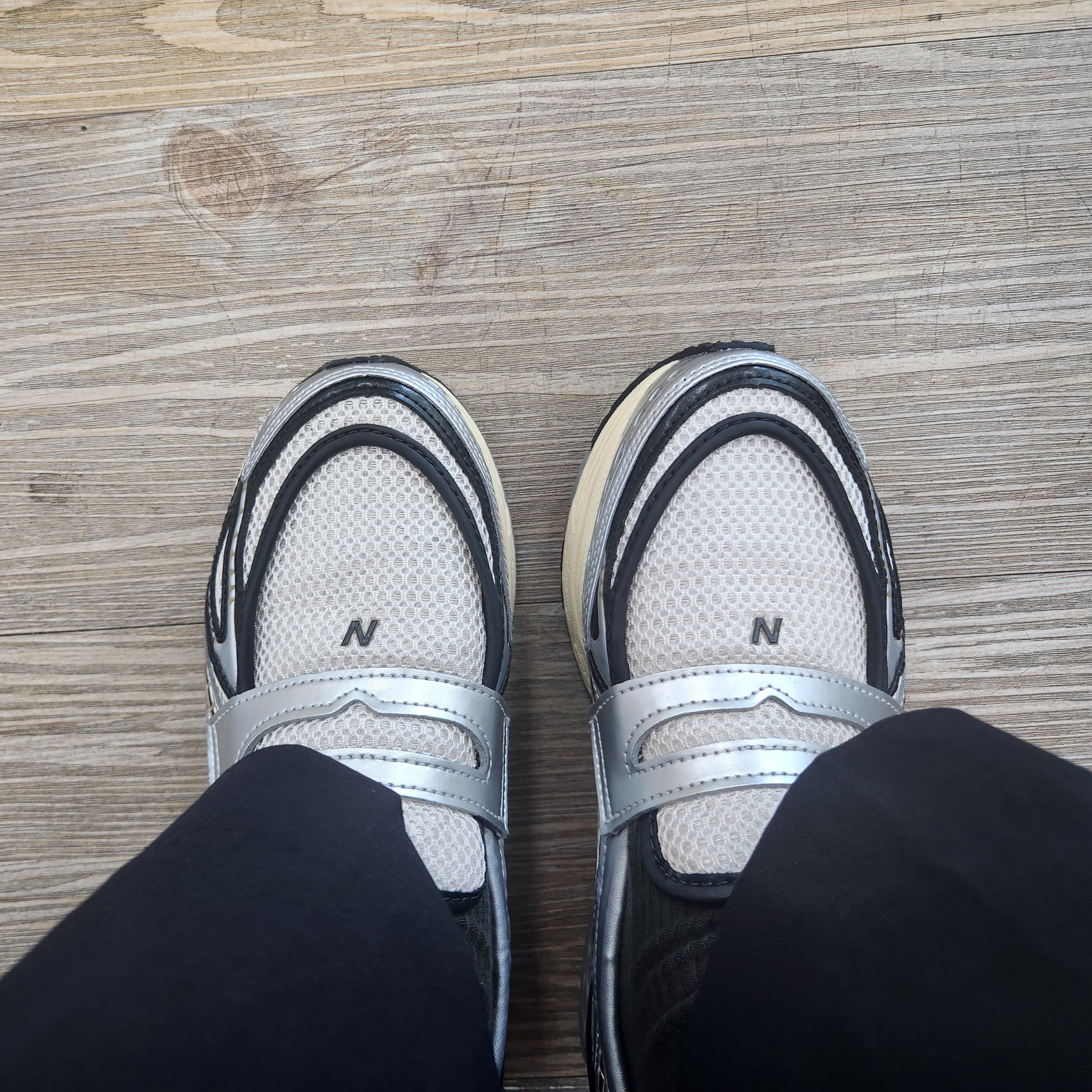 New Balance 1906L Silver Metallic Cream 착용 스타일