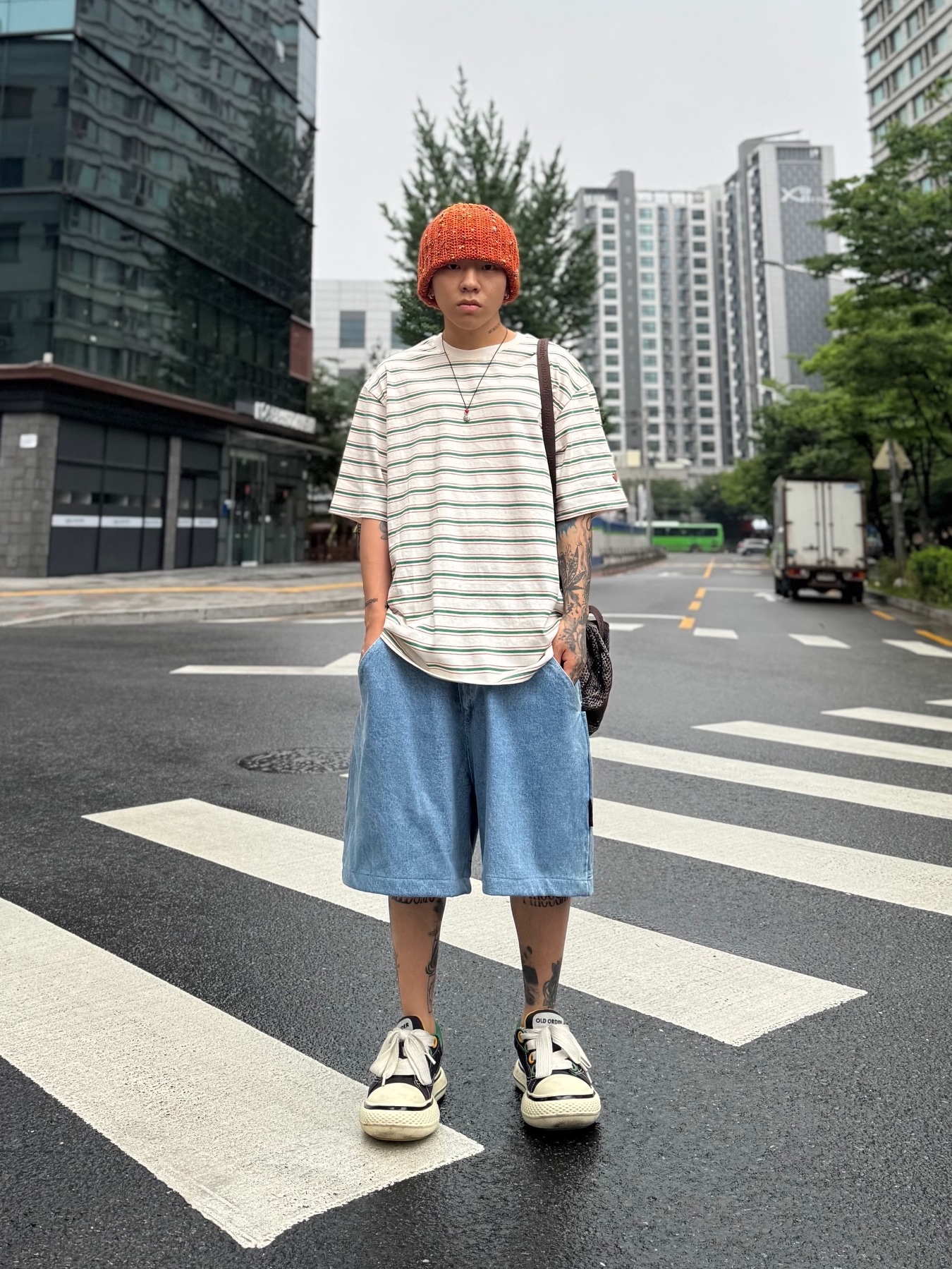 Knitted Stripe Leathrer Heart T-Shirt Cream 착용 스타일