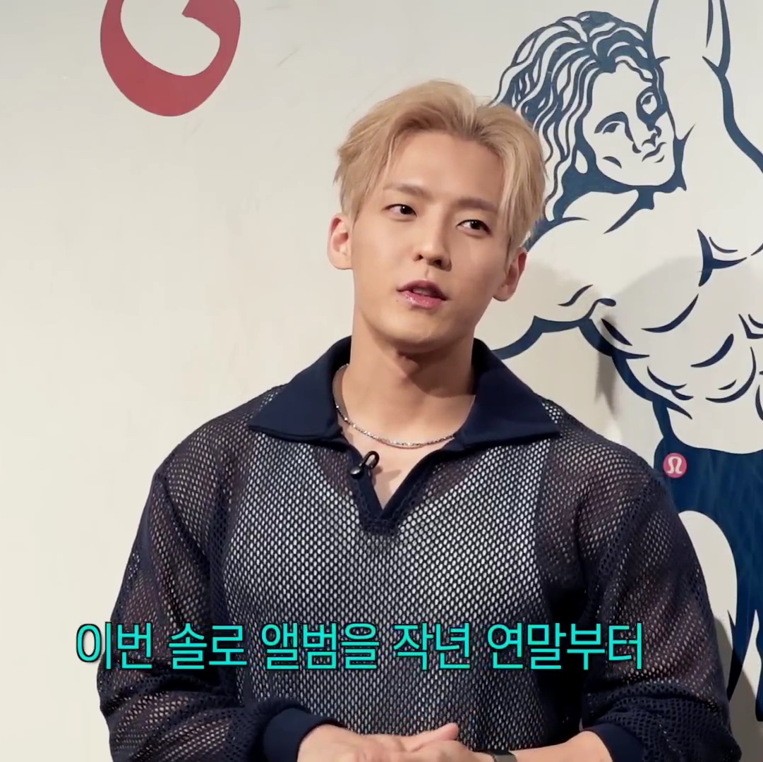 STU Net V-neck Collar Knit Navy 착용 스타일 - 3