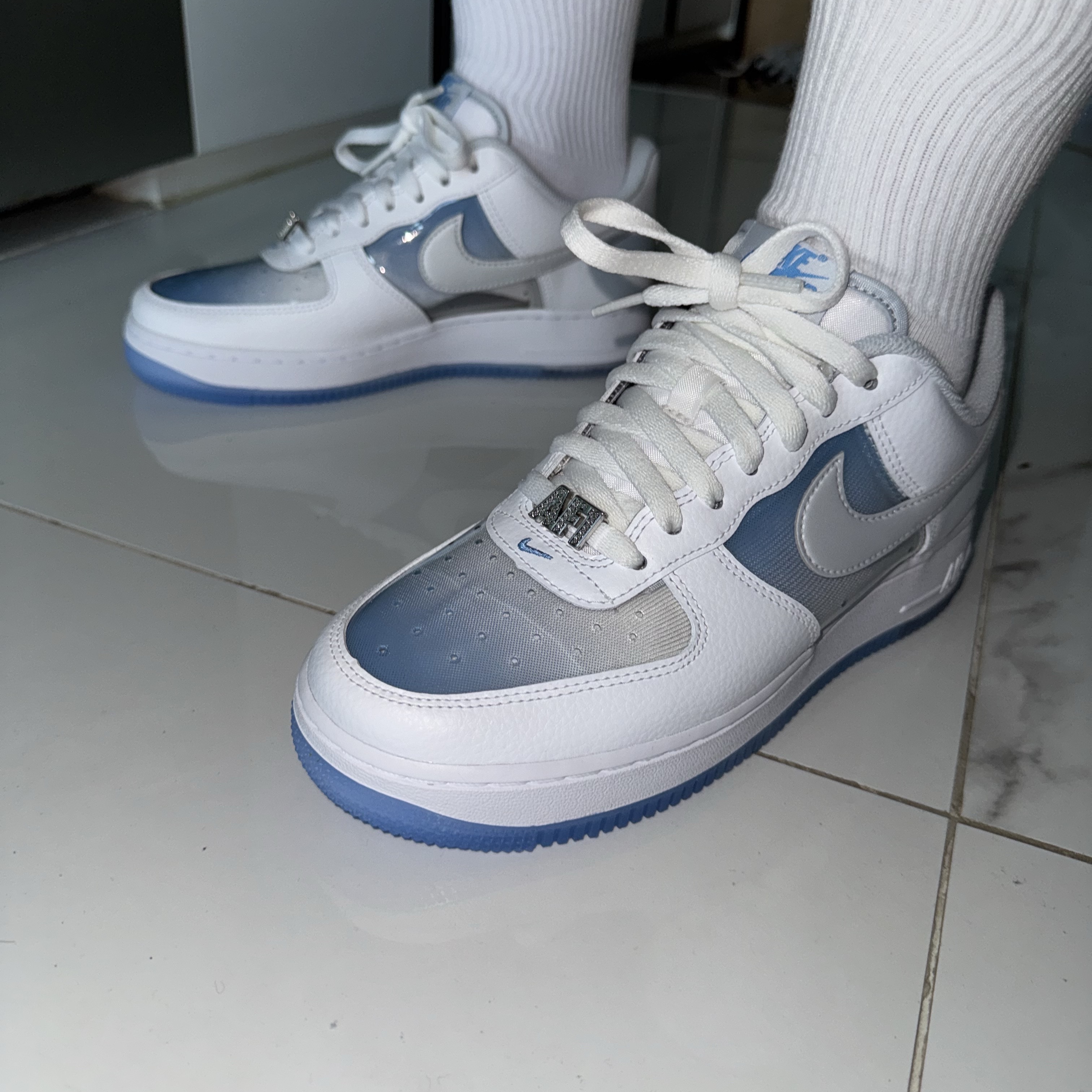 Nike Air Force 1 White and University Blue 착용 스타일 - 3