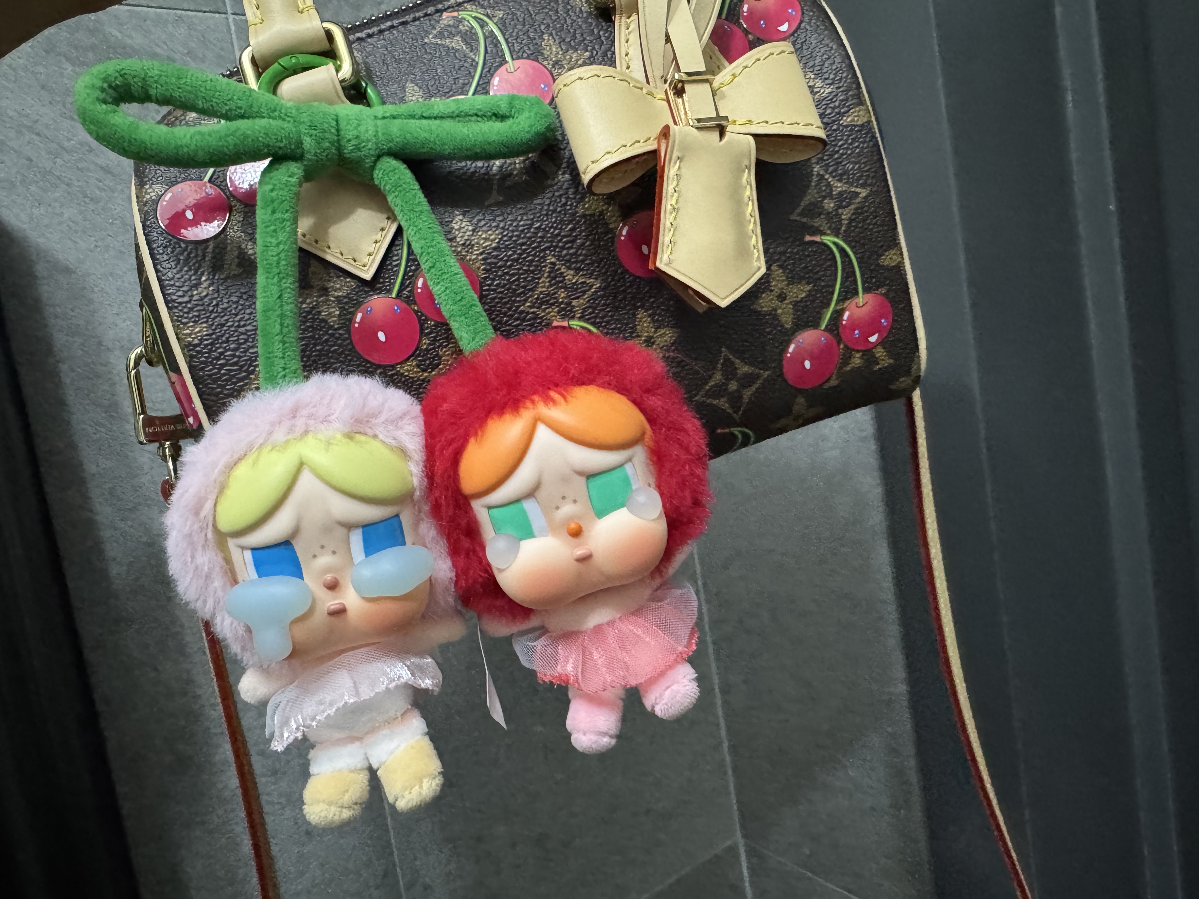 Pop Mart Crybaby Crying For Love Series Vinyl Plush 착용 스타일 - 2
