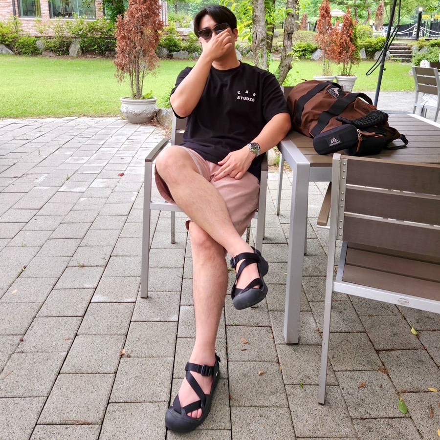 IAB Studio 10th Anniversary T-Shirt Black, (W) Keen Zerraport II Sandal Black Black 착용 스타일