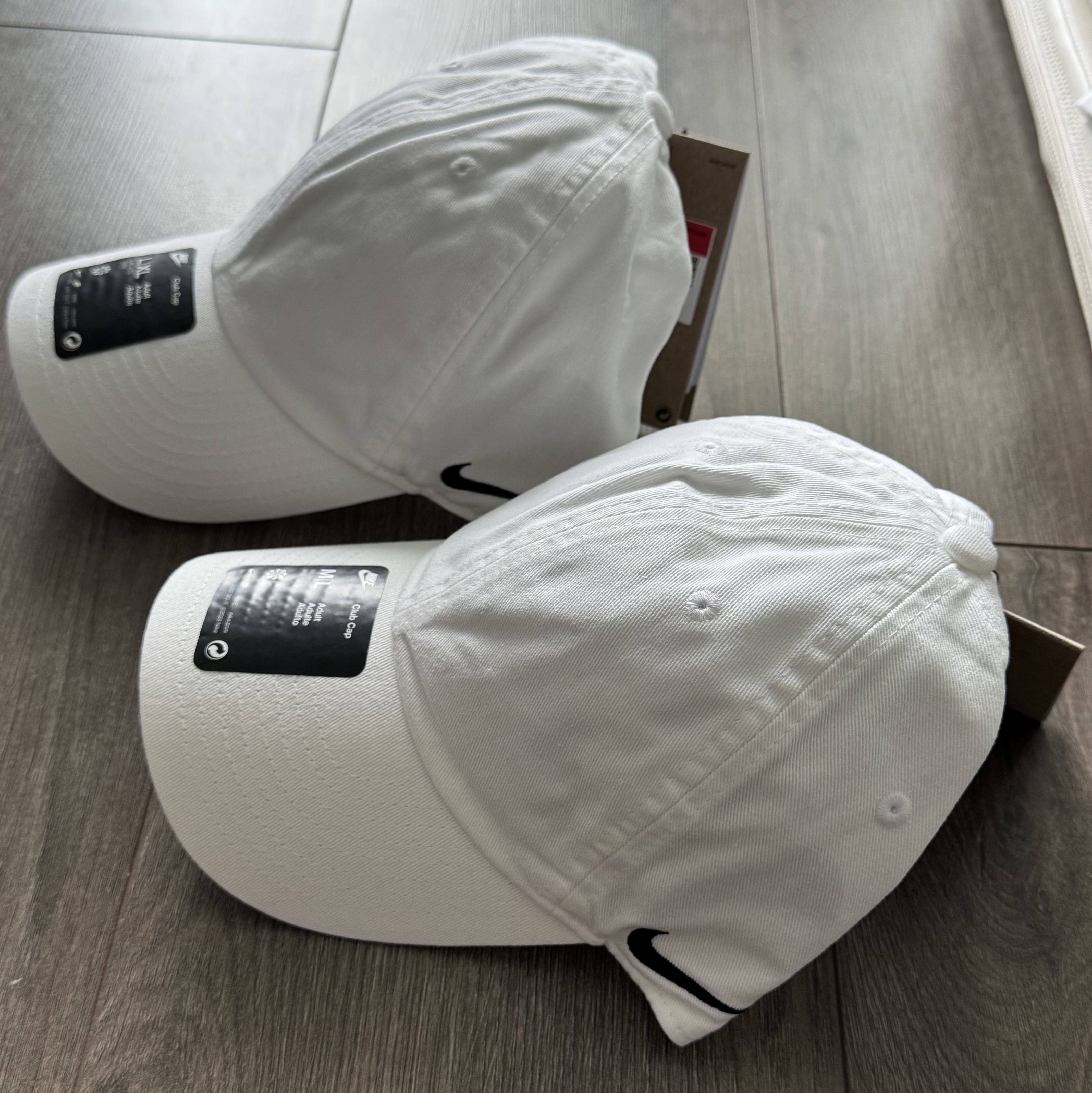 Nike Club Unstructured Futura Cap White 착용 스타일 - 2