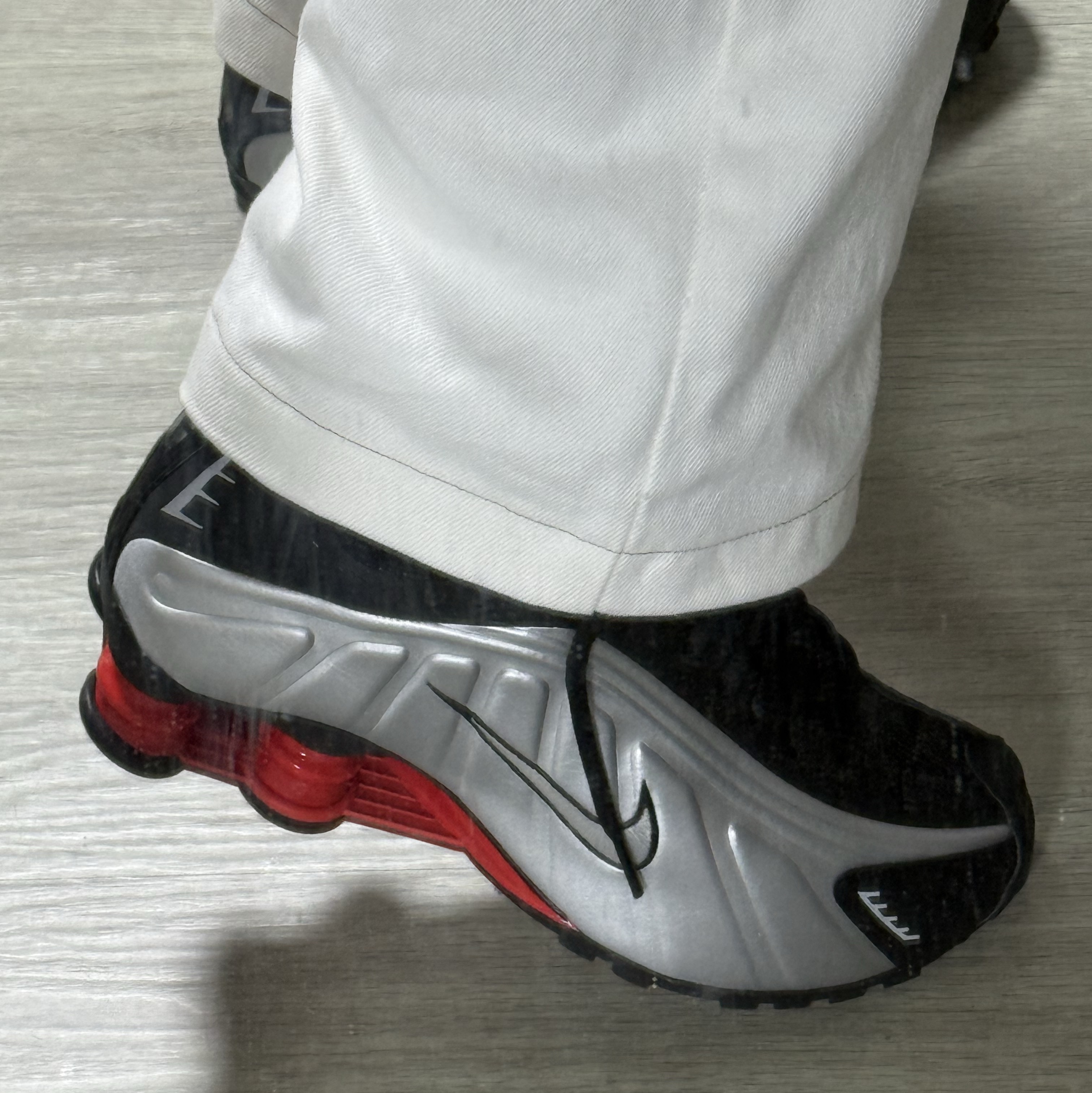 Nike Shox R4 Metallic Silver Red 착용 스타일 - 2