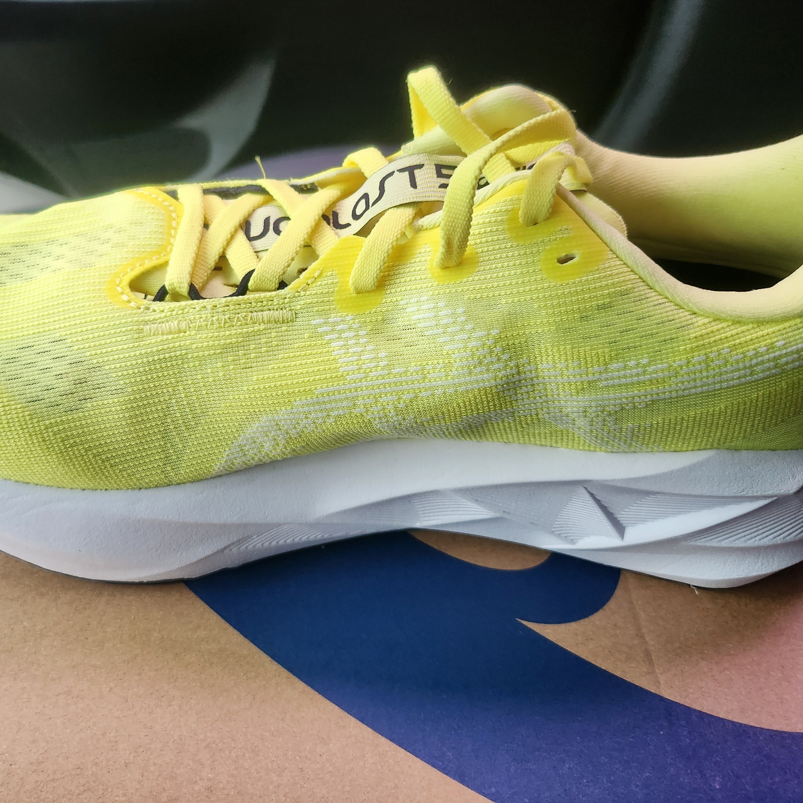 Asics Novablast 5 Citron White 착용 스타일