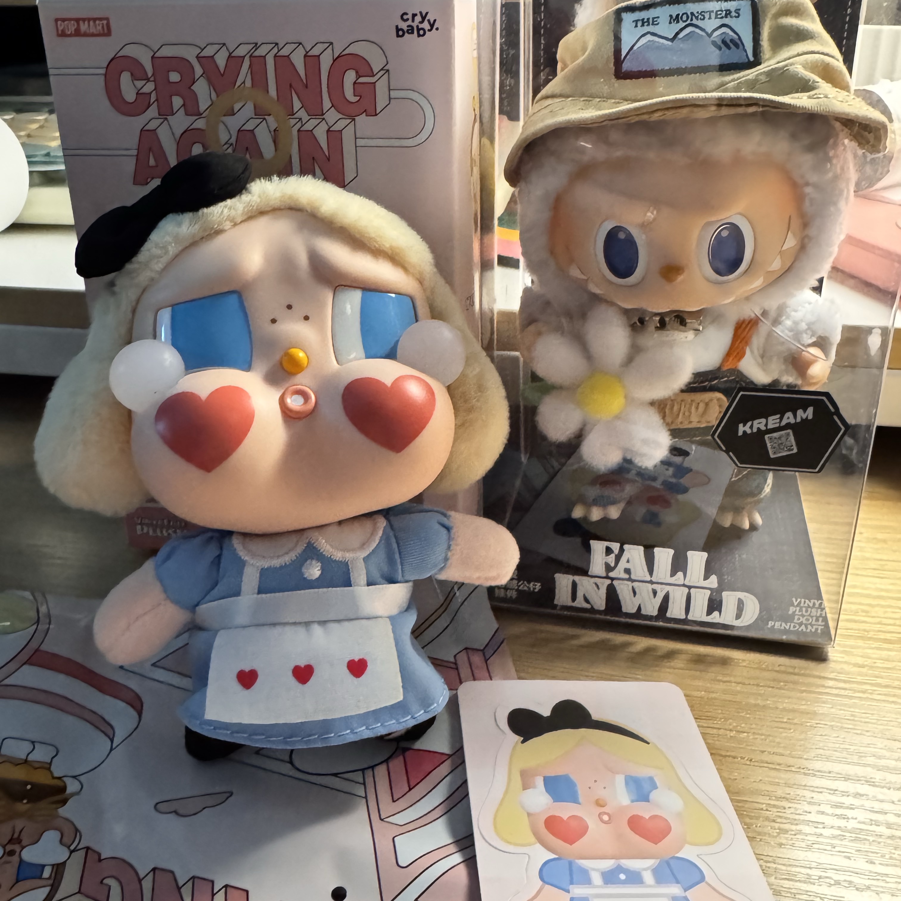 Pop Mart Fall In Wild Labubu Series Toy Keyring, Pop Mart Crybaby Crying Again Series Plush Keyring She's Alice (Opened Case) 착용 스타일 - 1