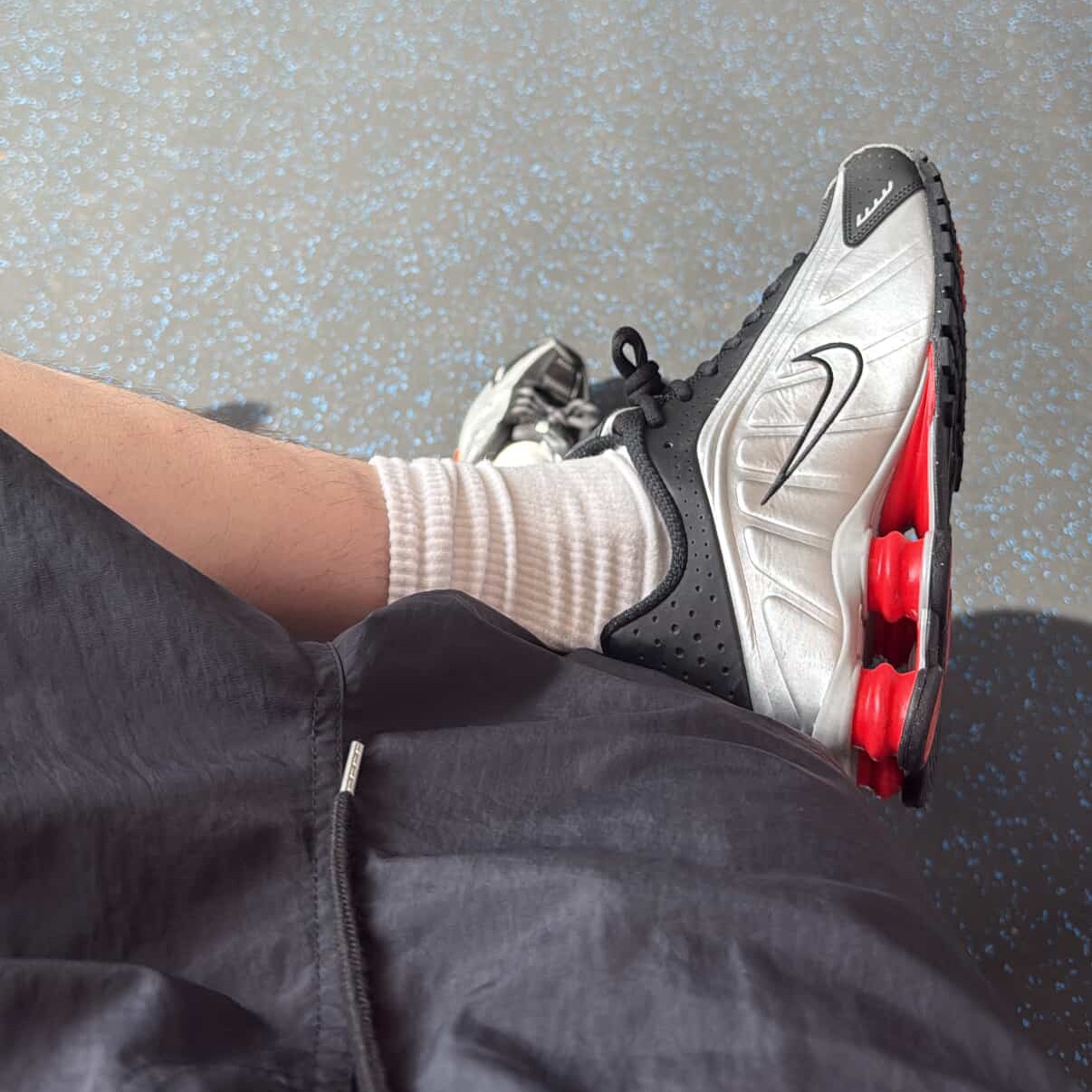 Nike Shox R4 Metallic Silver Red 착용 스타일