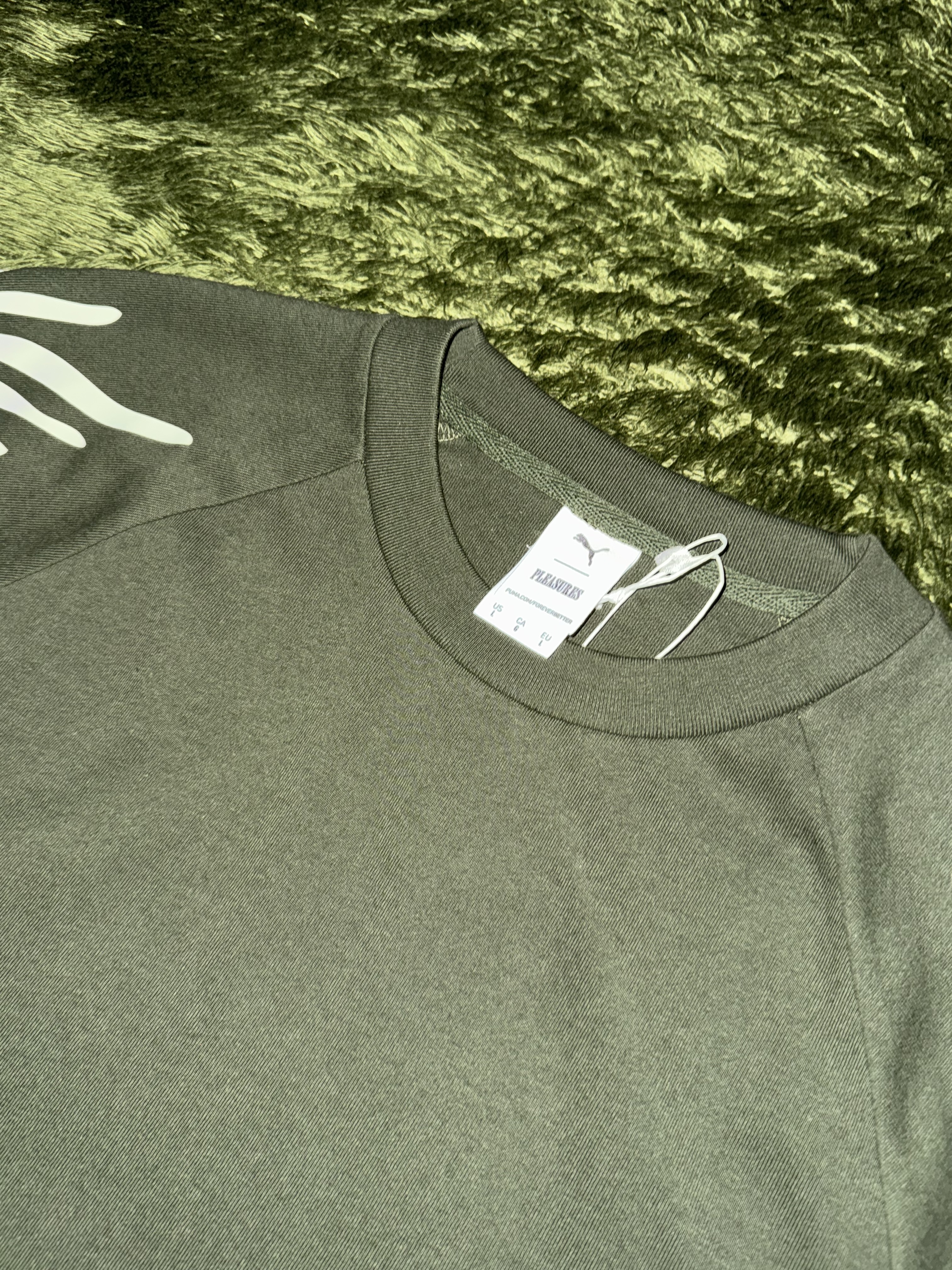 Puma x Pleasures Sun Graphic T-shirt Green 착용 스타일 - 3