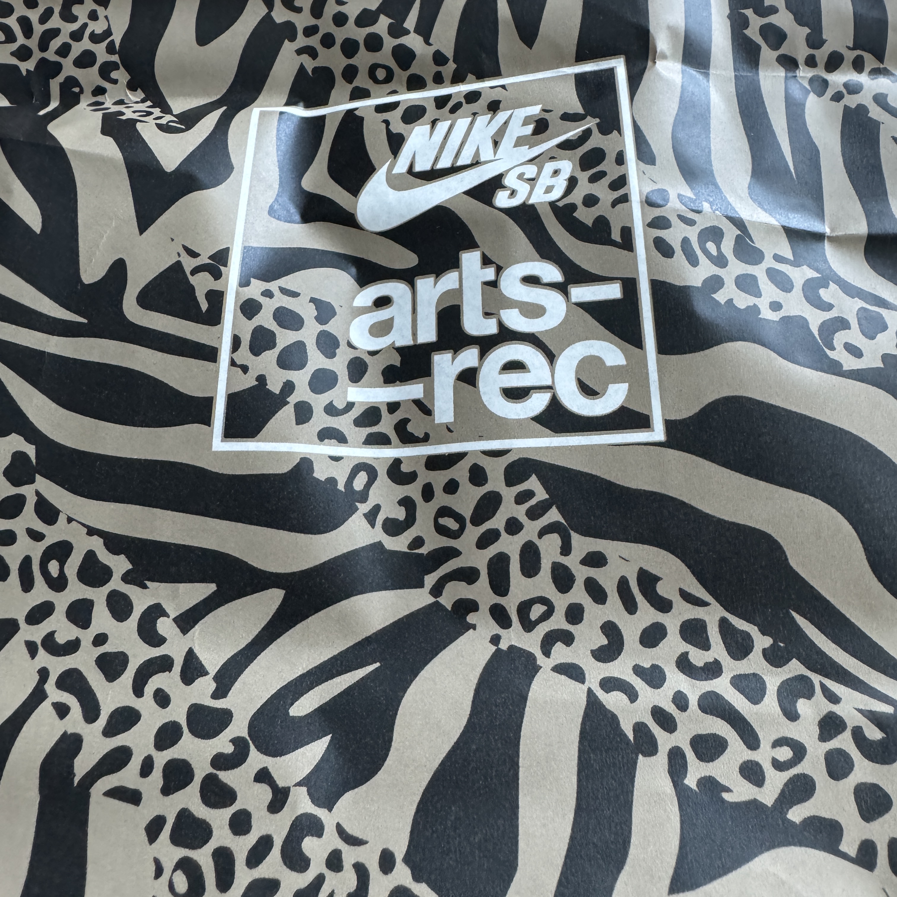 Nike x Arts-Rec Skateshop SB Dunk Low Pro Rust Pink and Rough Green 착용 스타일 - 2