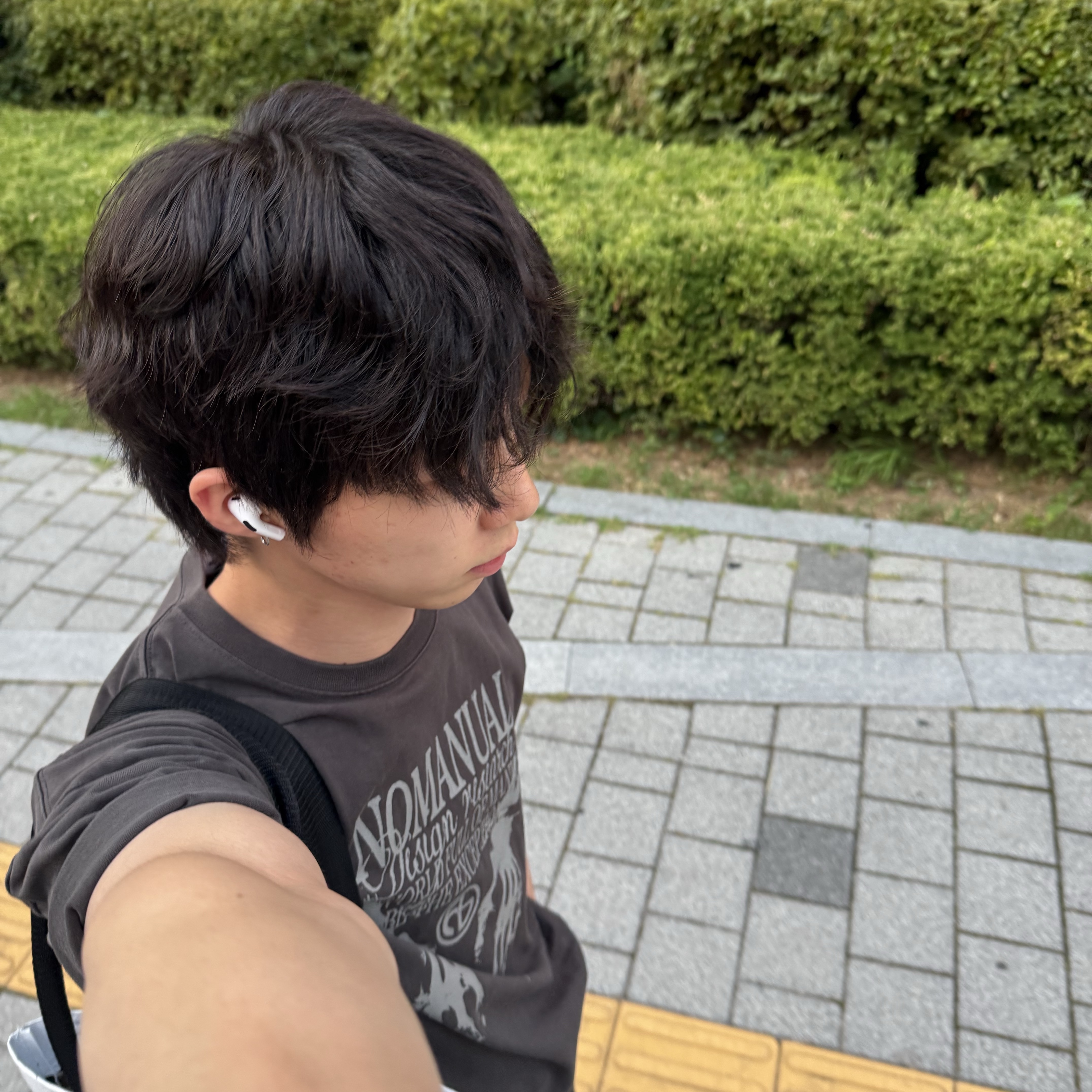 Apple Airpods Pro 2nd Gen with MagSafe Charging Case USB C (Korean Ver.), On Running Cloudmonster 2 Black 착용 스타일 - 3