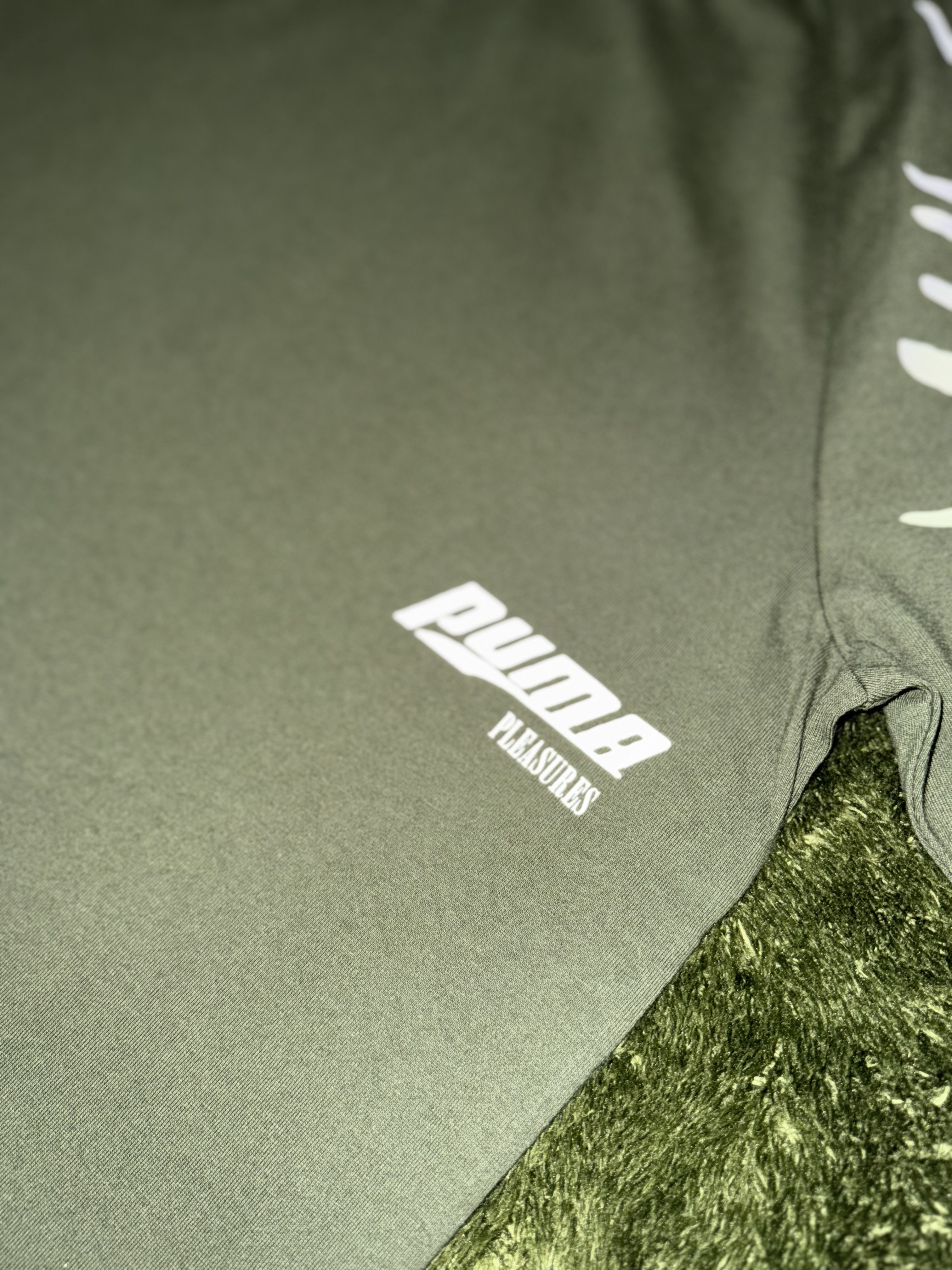 Puma x Pleasures Sun Graphic T-shirt Green 착용 스타일 - 5