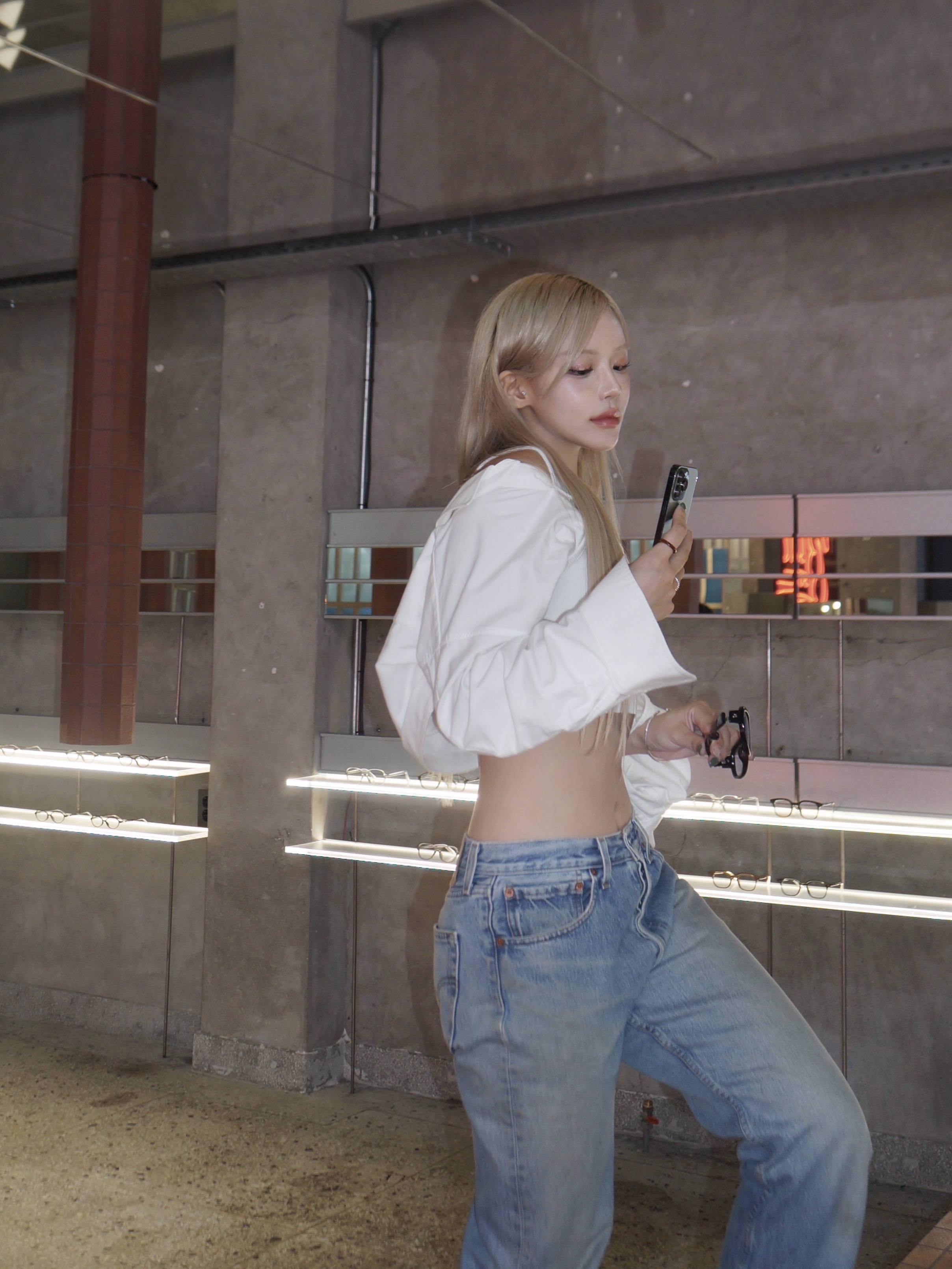 Levi's 501 Original Fit Jean Light Indigo 착용 스타일 - 1