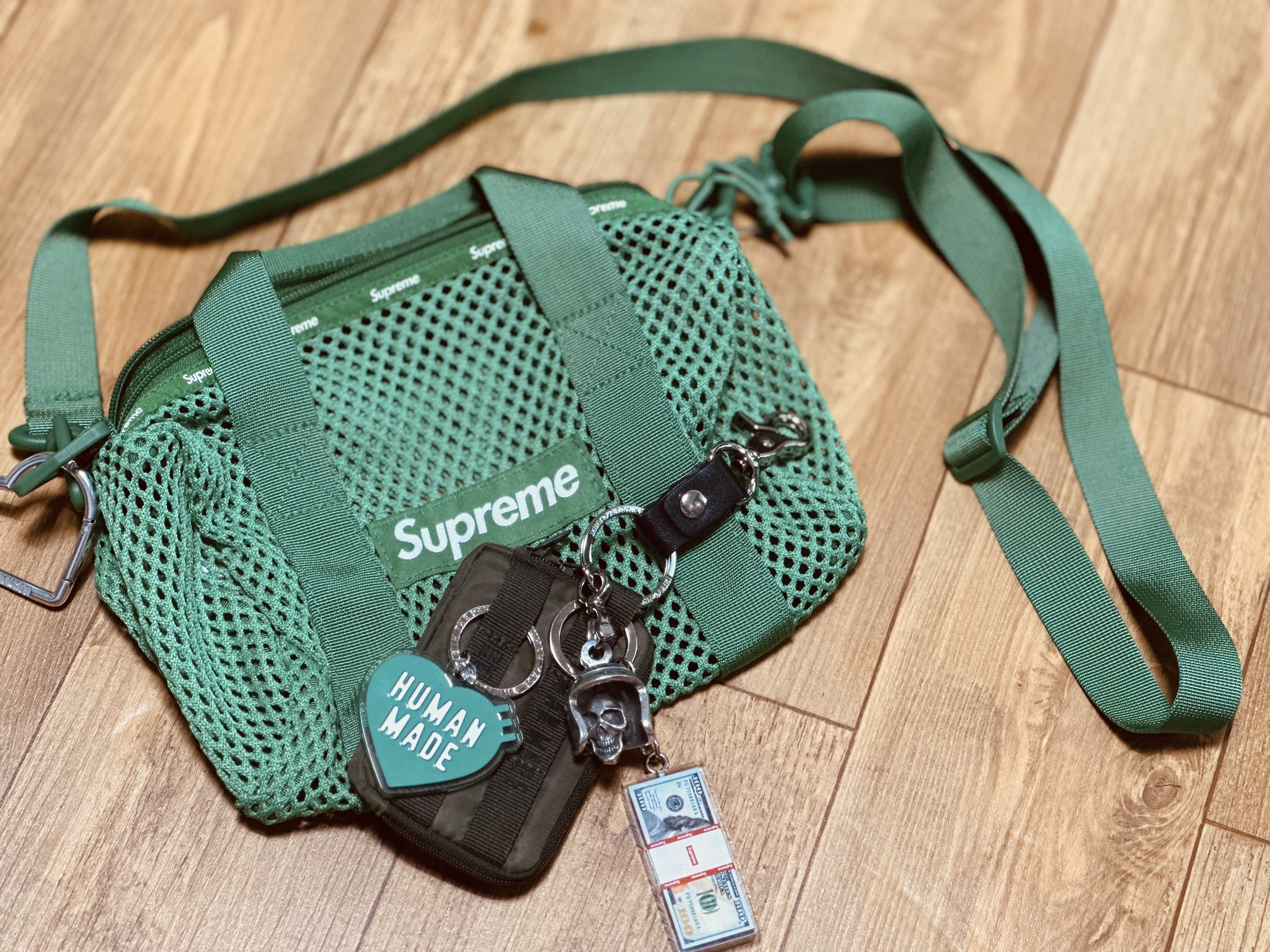 Supreme Mesh Mini Duffle Bag Green - 23SS, Supreme Skull Bell Keychain Silver - 25SS 착용 스타일
