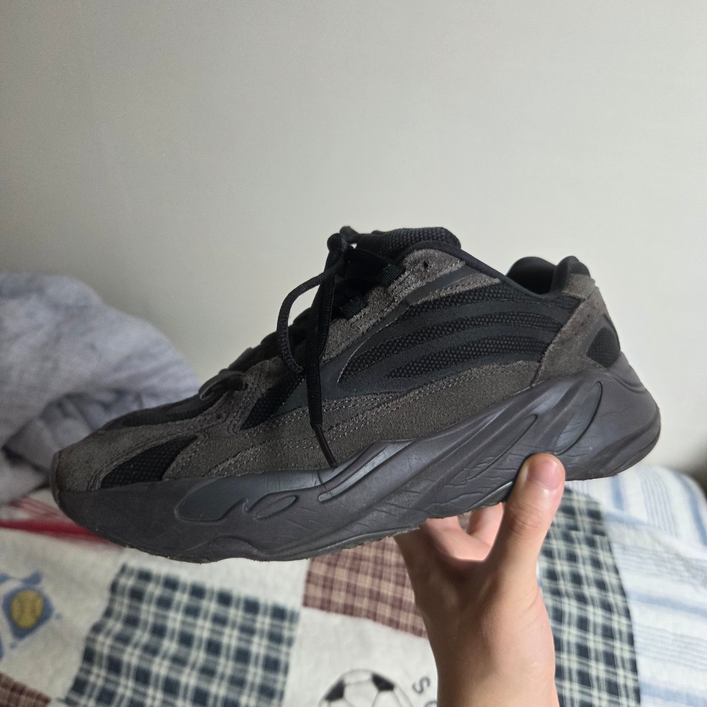 Adidas Yeezy Boost 700 V2 Vanta 2019 착용 스타일