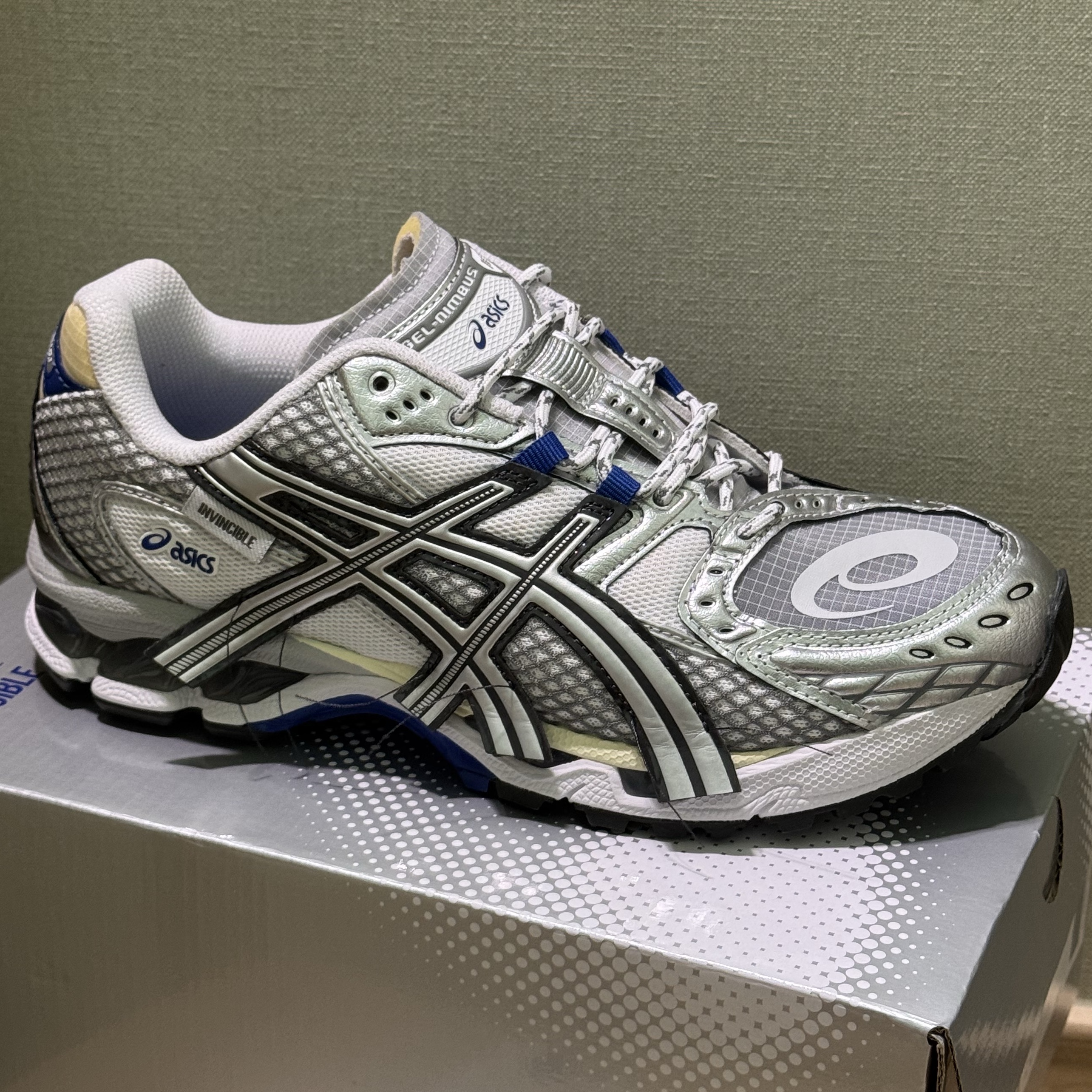 Asics x Invincible Gel-Nimbus 10.1 HTTP 404 Cream Metallic Silver Blue 착용 스타일 - 1