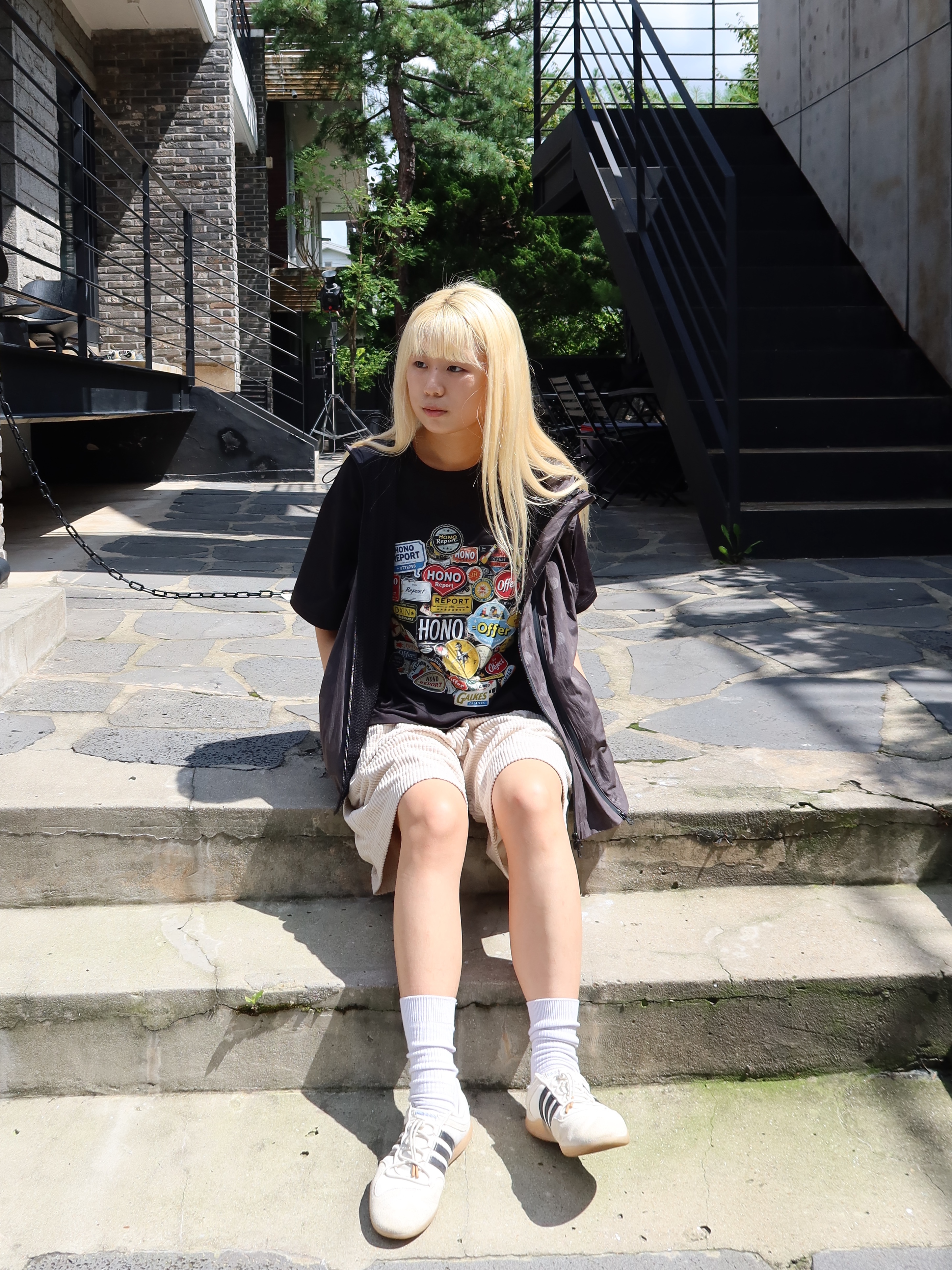 Hono Report Sticker T-Shirt Black, Hono Report Easy Half Pants Beige 착용 스타일 - 1