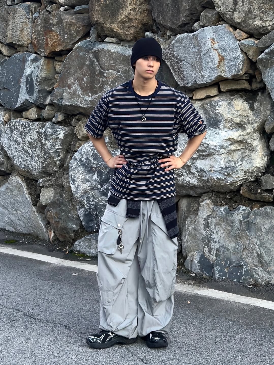 Knitted Stripe Leathrer Heart T-Shirt Navy 착용 스타일