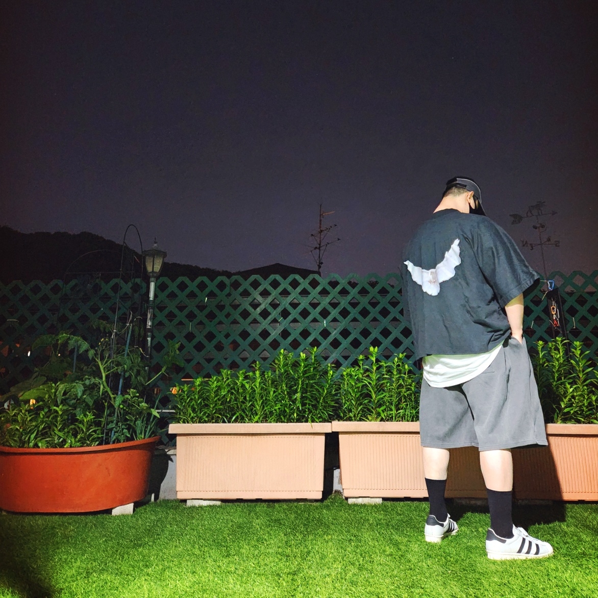 Yeezy Gap Engineered By Balenciaga Dove No Seam T-Shirt Black, Adidas Superstar Recon White Black 착용 스타일 - 3