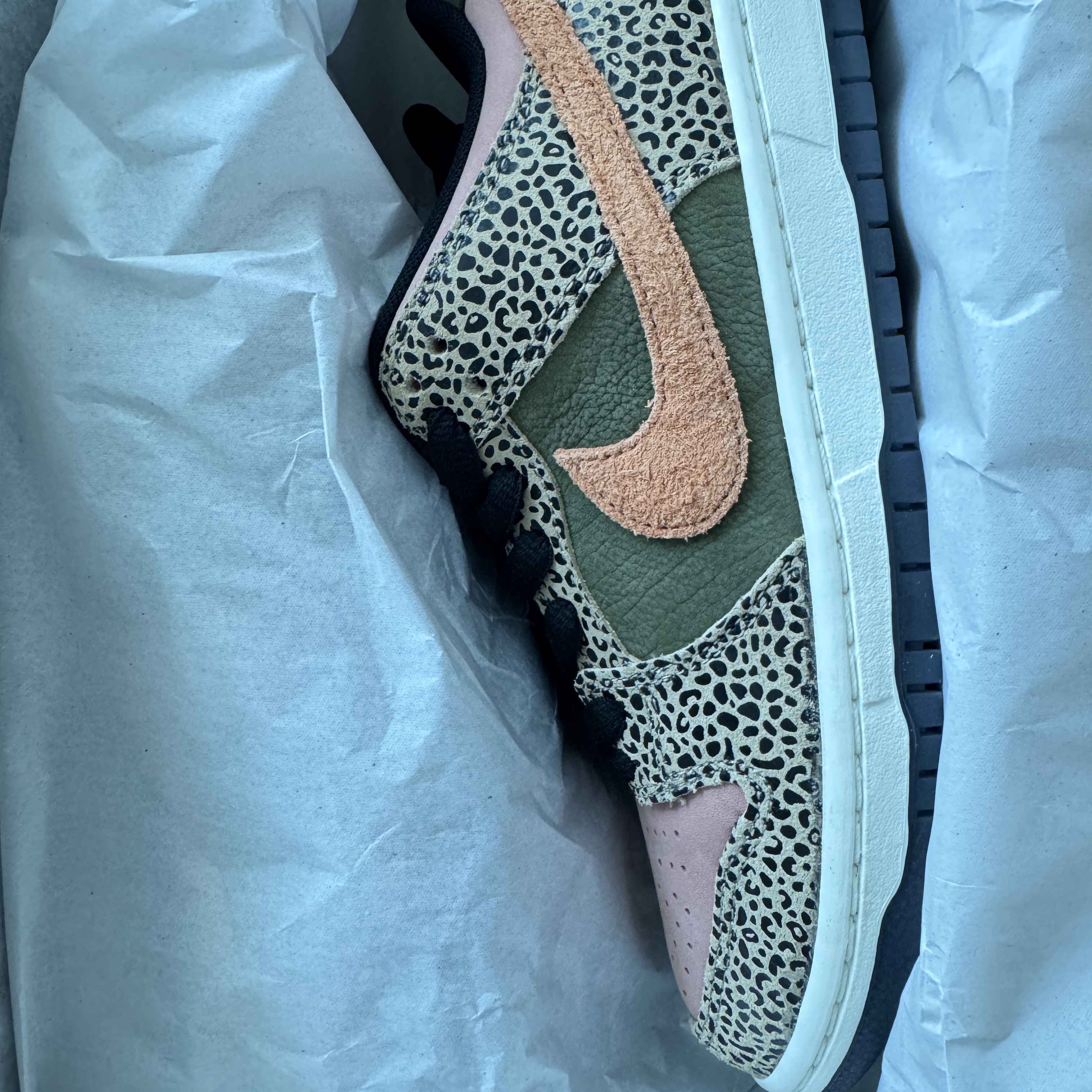 Nike x Arts-Rec Skateshop SB Dunk Low Pro Rust Pink and Rough Green 착용 스타일 - 3
