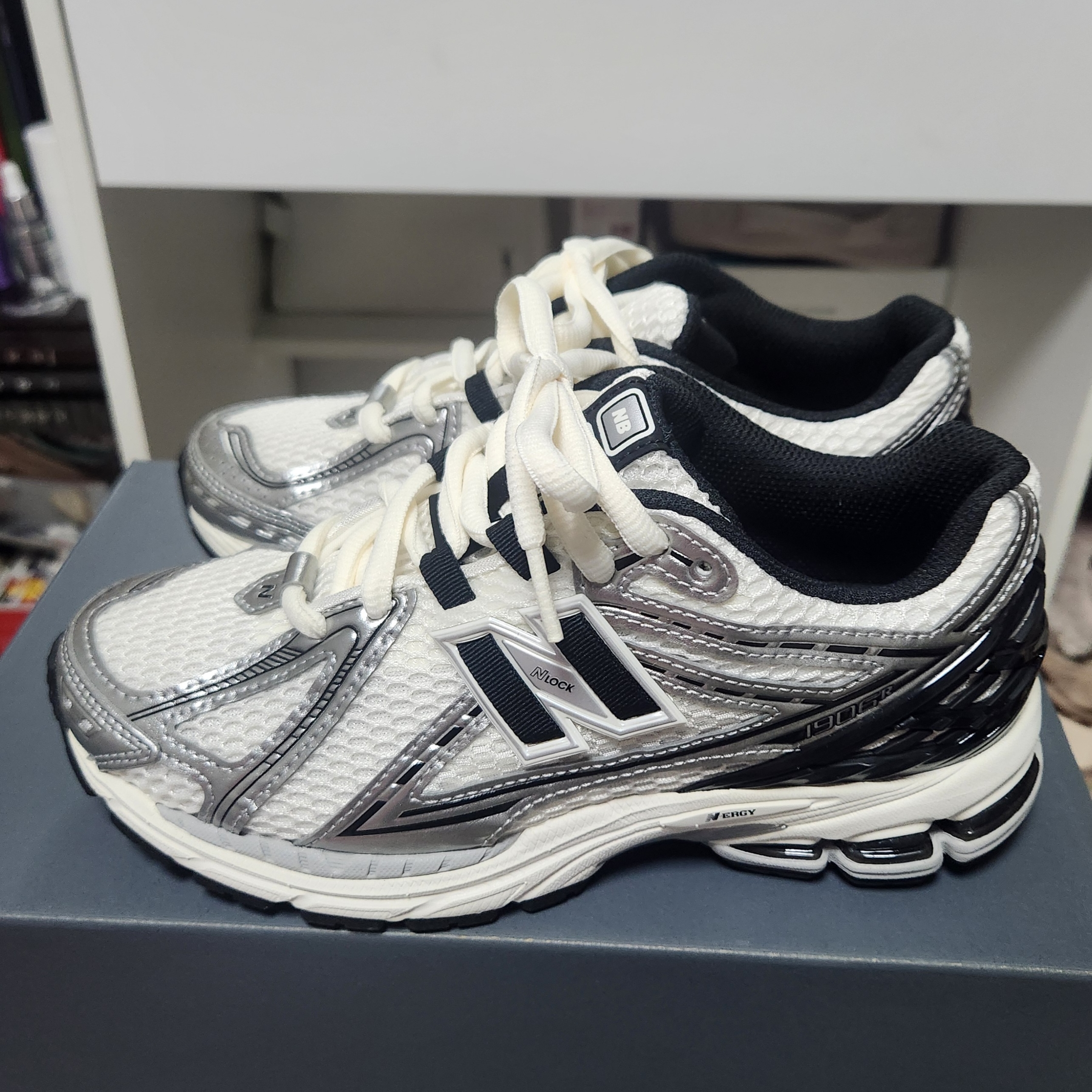 New Balance 1906R Silver Metallic Black 착용 스타일