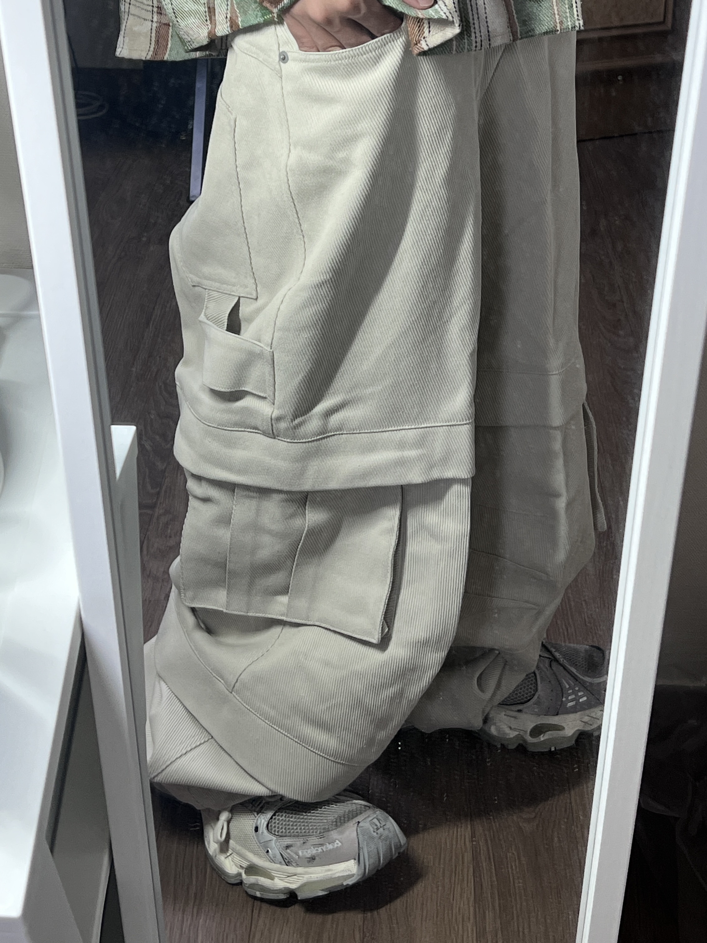 Kamien Titan Baggy Pants Light Beige, Balenciaga Stapler Sneaker Beige Grey 착용 스타일 - 1