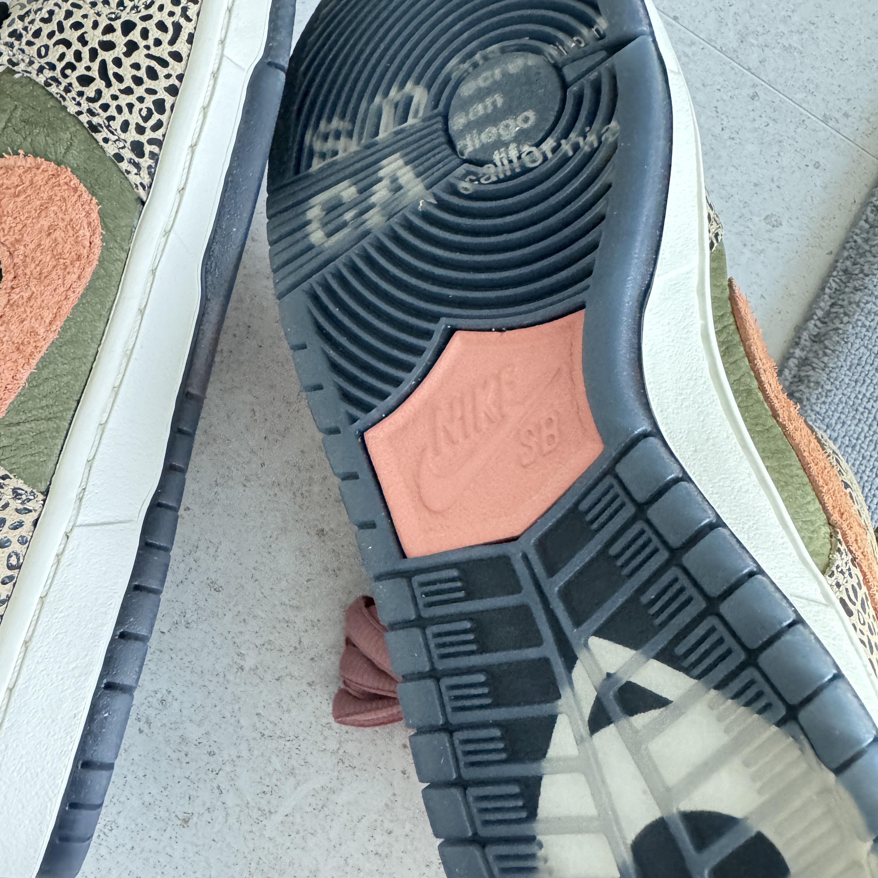 Nike x Arts-Rec Skateshop SB Dunk Low Pro Rust Pink and Rough Green 착용 스타일 - 6