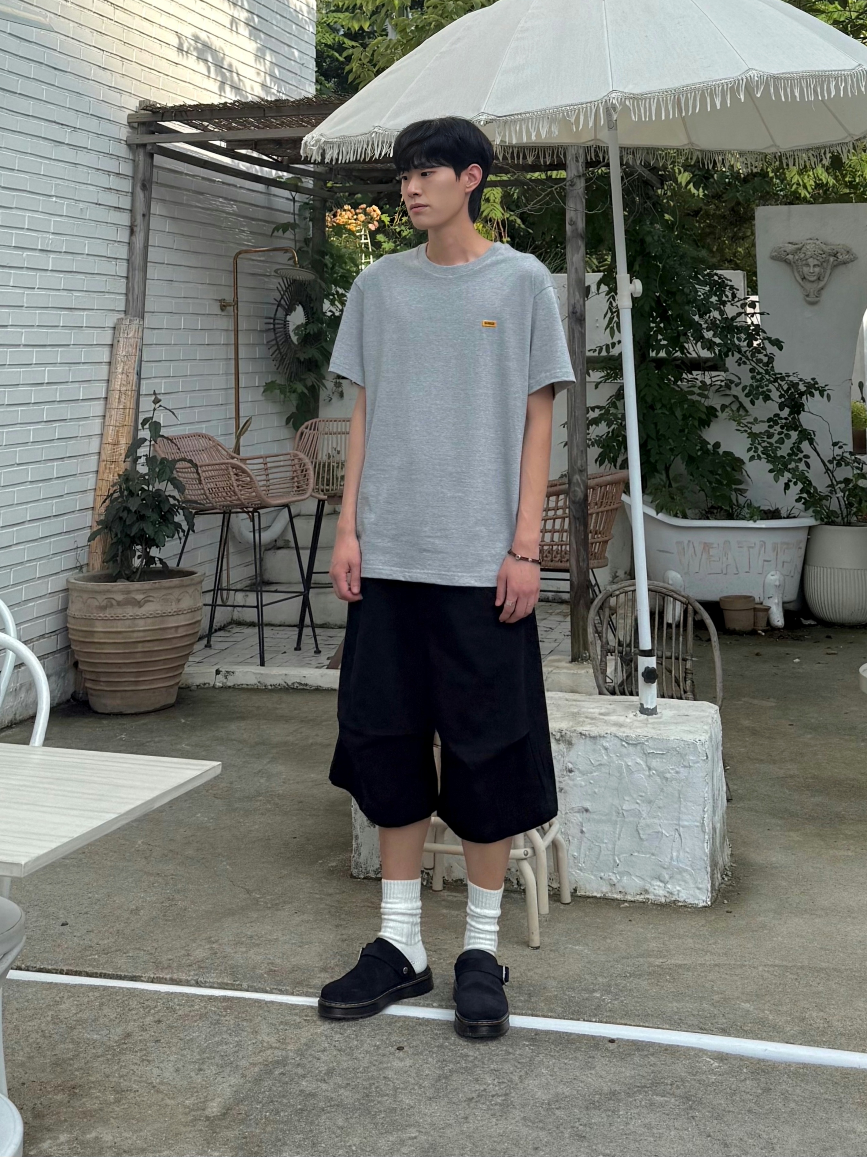 Dr. Martens Isham Desert Oasis Suede Mules Black, Dr. Martens Isham Desert Oasis Suede Mule Black 착용 스타일 - 1