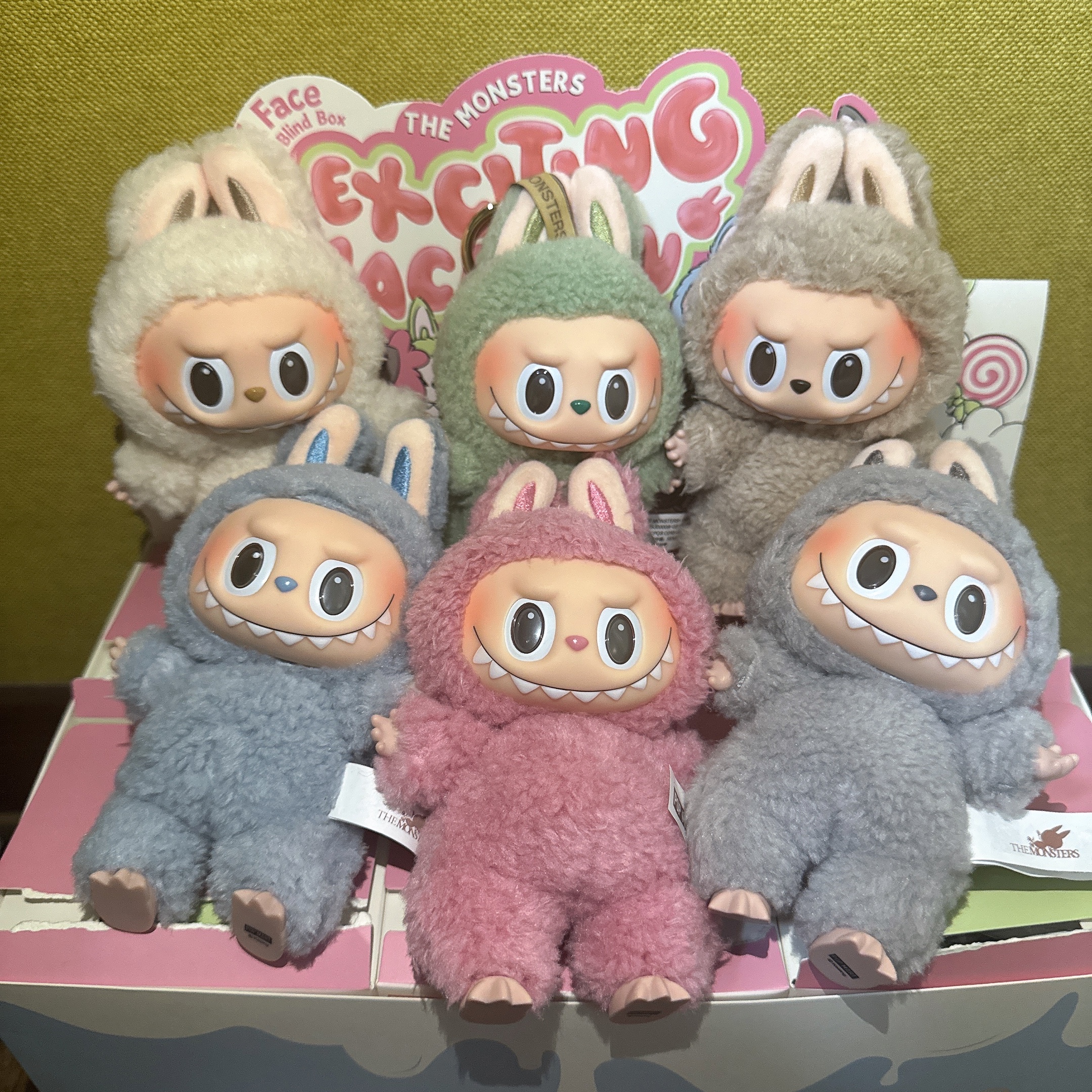 Pop Mart The Monsters Labubu Tasty Macarons Series Sealed Case (6 Blind Boxes) 착용 스타일
