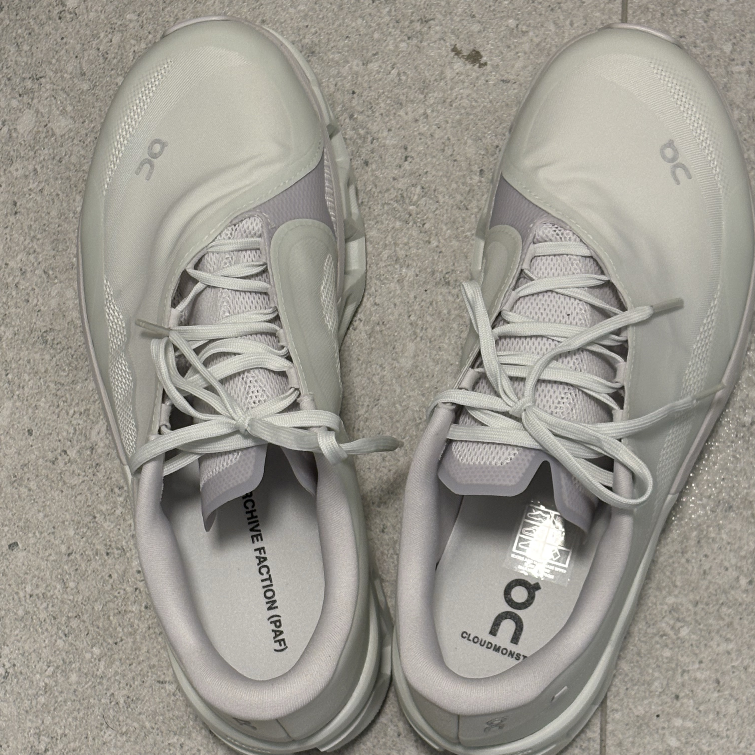 On Running x Post Archive Faction (Paf) Cloudmonster 2 Vapor Frost 착용 스타일 - 2