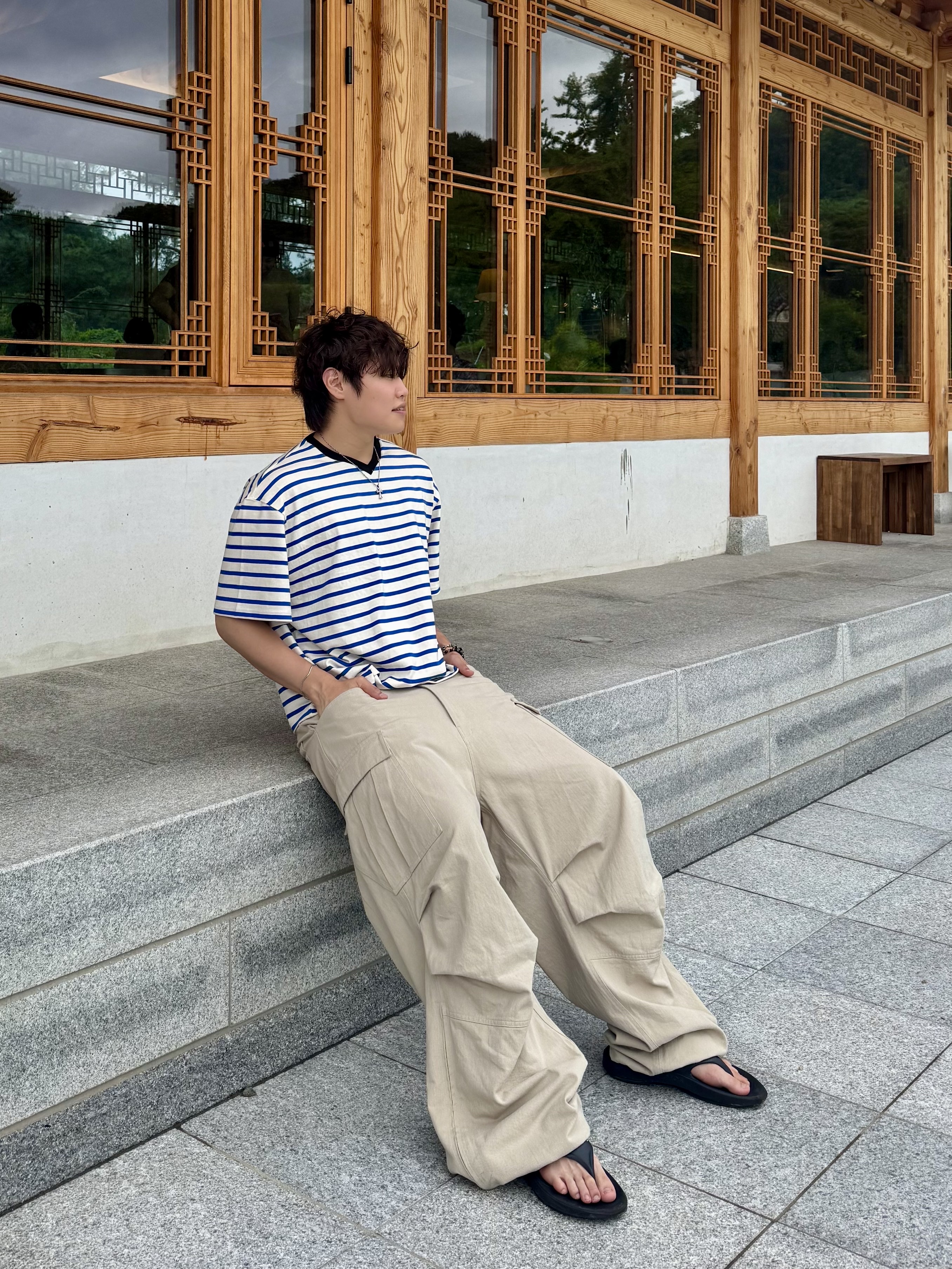 Nonnod Cropped V-neck T-shirt Blue stripe, Nonnod Side Zip Cargo Pants Beige 착용 스타일 - 4
