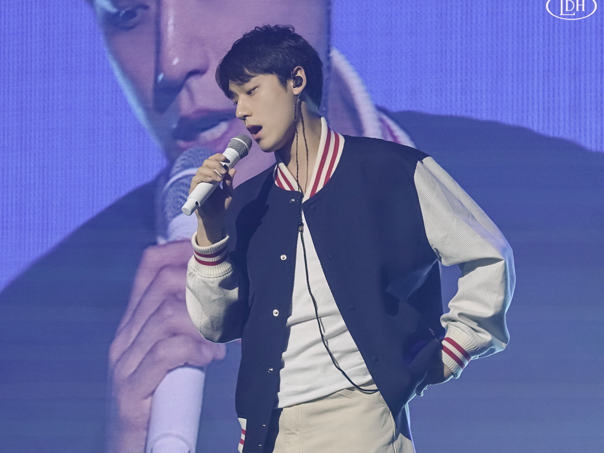 STU Embroidery Wool Stripe Varsity Navy 착용 스타일