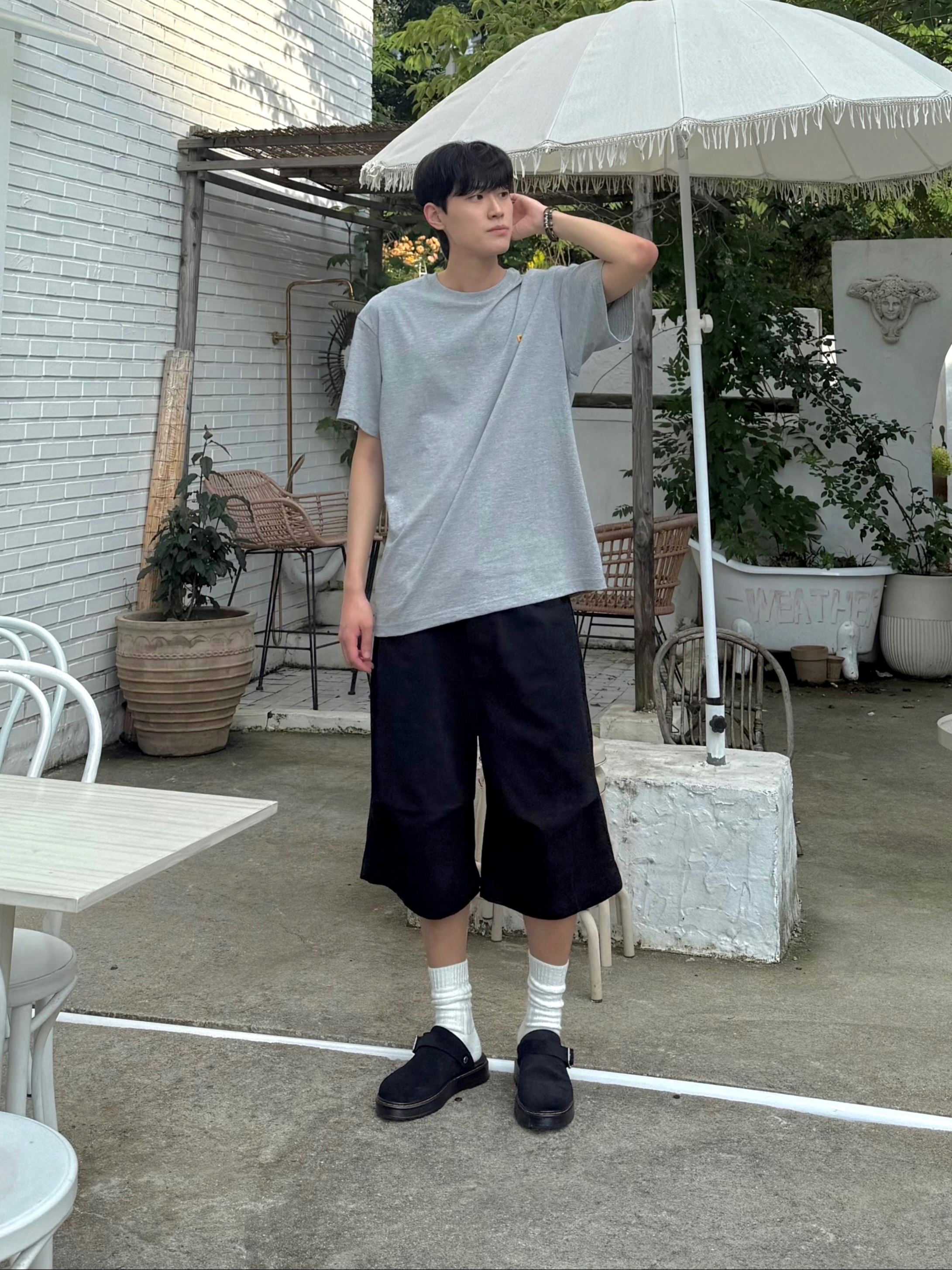 Dr. Martens Isham Desert Oasis Suede Mules Black, Dr. Martens Isham Desert Oasis Suede Mule Black 착용 스타일 - 2