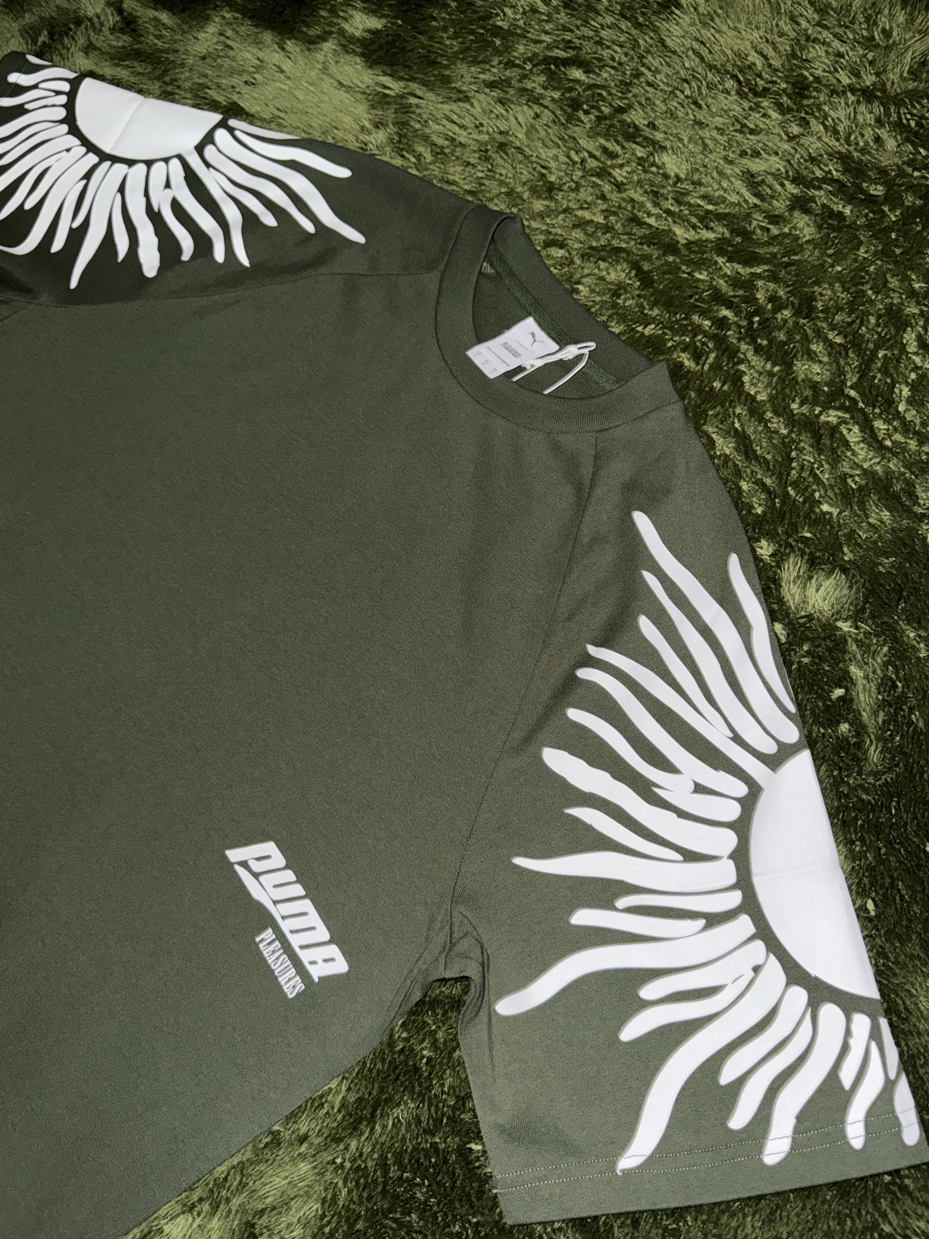 Puma x Pleasures Sun Graphic T-shirt Green 착용 스타일 - 2