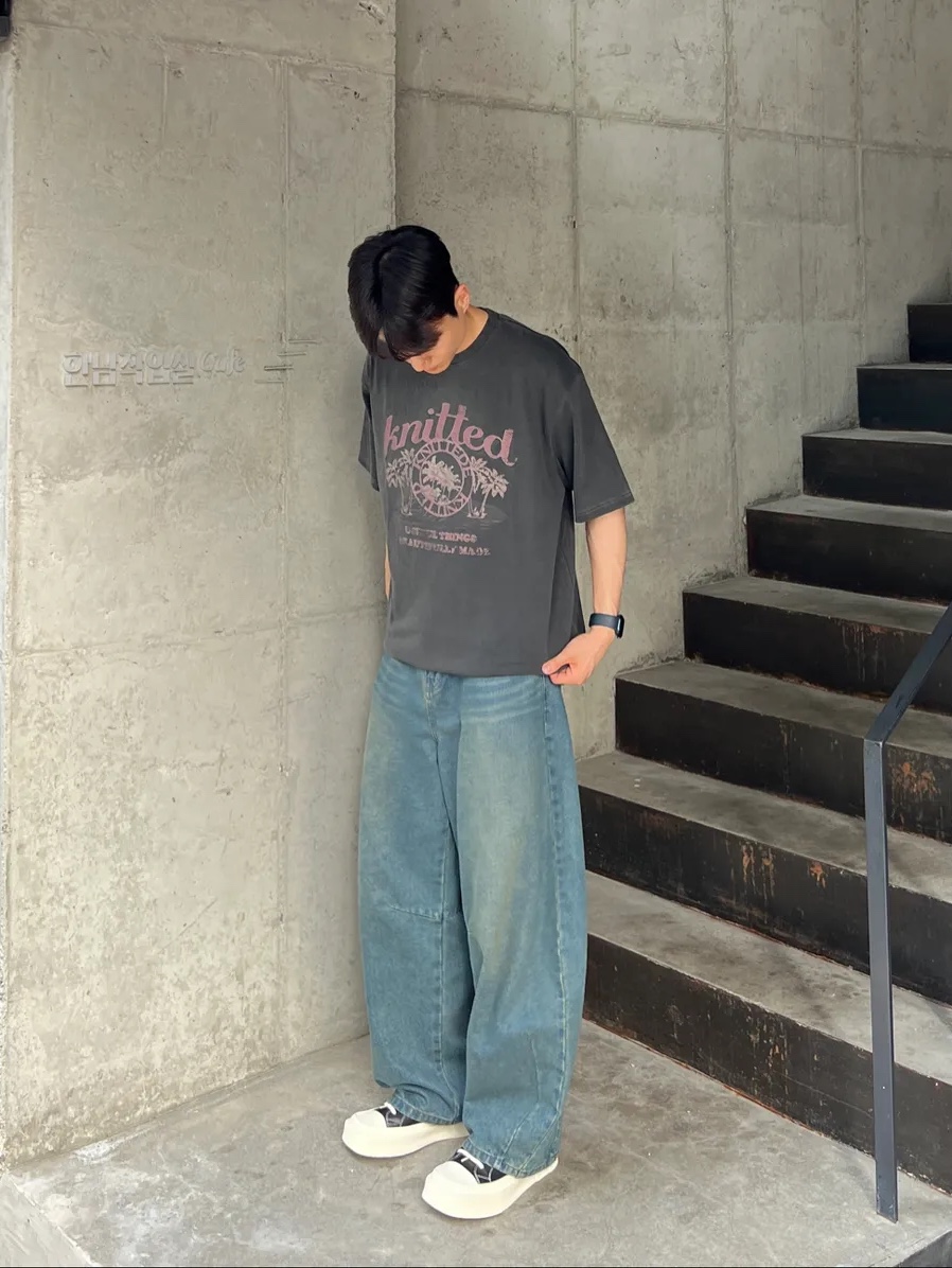 Knitted Pigment Palm Tree Graphic T-Shirt Pink 착용 스타일