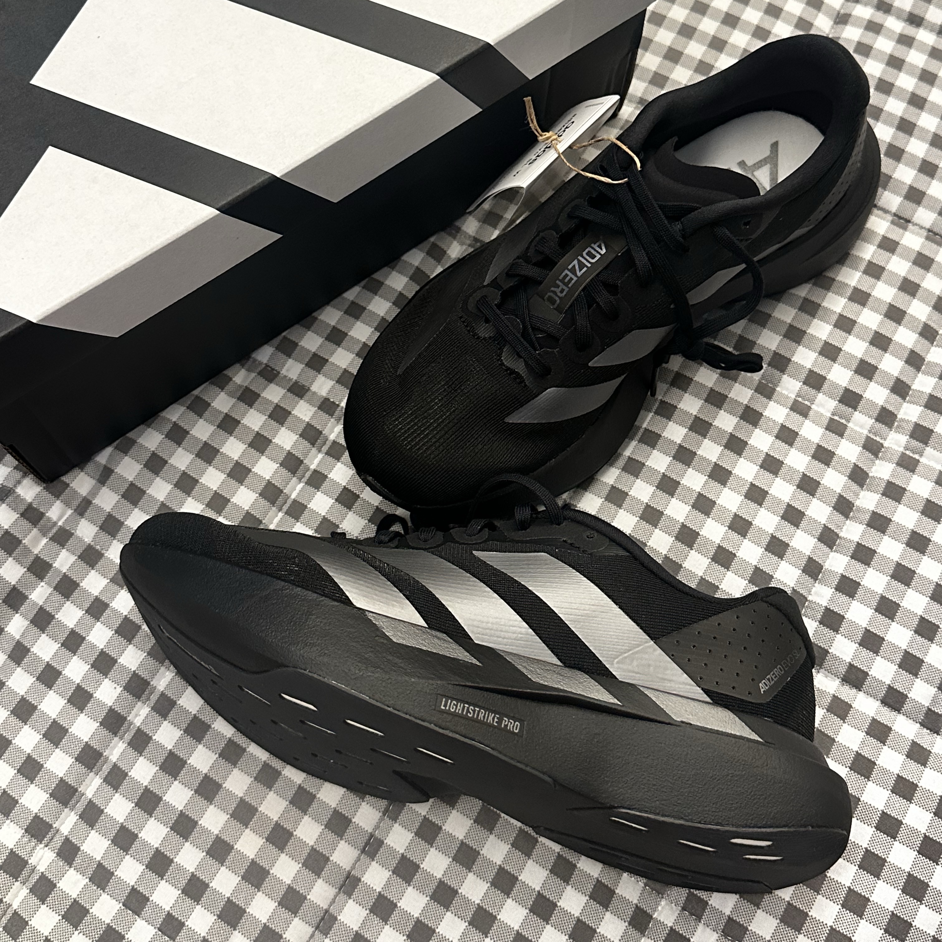 Adidas Adizero EVO SL Core Black Iron Metallic, HDEX Essential Ribbed Relaxed Fit Short Sleeve Black 착용 스타일 - 2