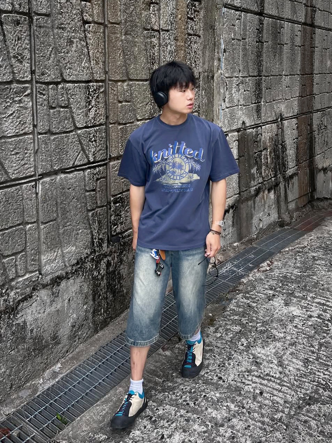 Knitted Pigment Palm Tree Graphic T-Shirt Blue 착용 스타일
