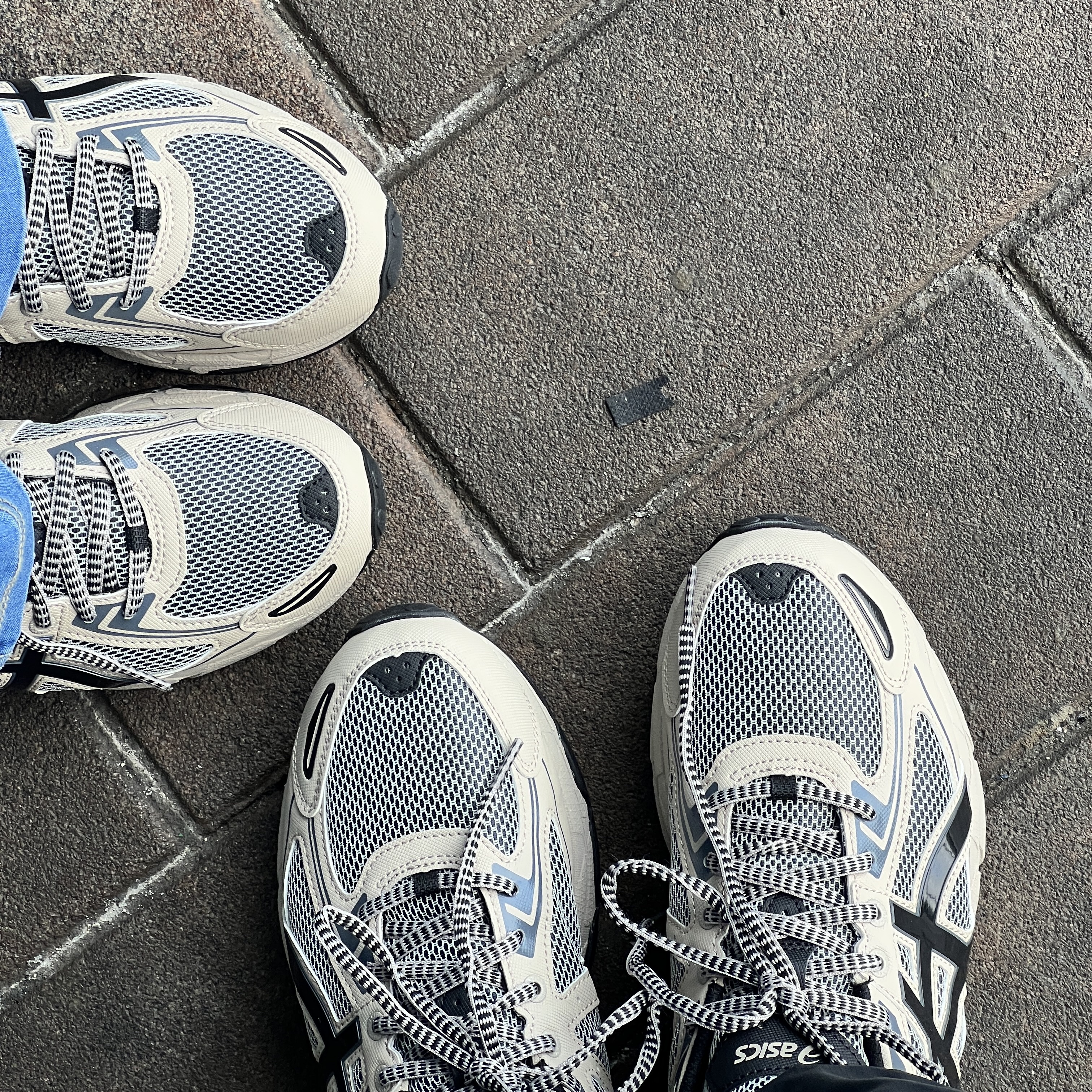 Asics Gel-Venture 6 Feather Grey Black 착용 스타일