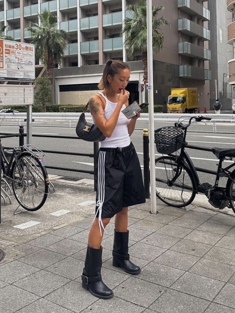 Y-3 Triple Shorts Black, Celine Medium Ava Triomphe Bag in Triomphe Canvas Calfskin Tan 착용 스타일